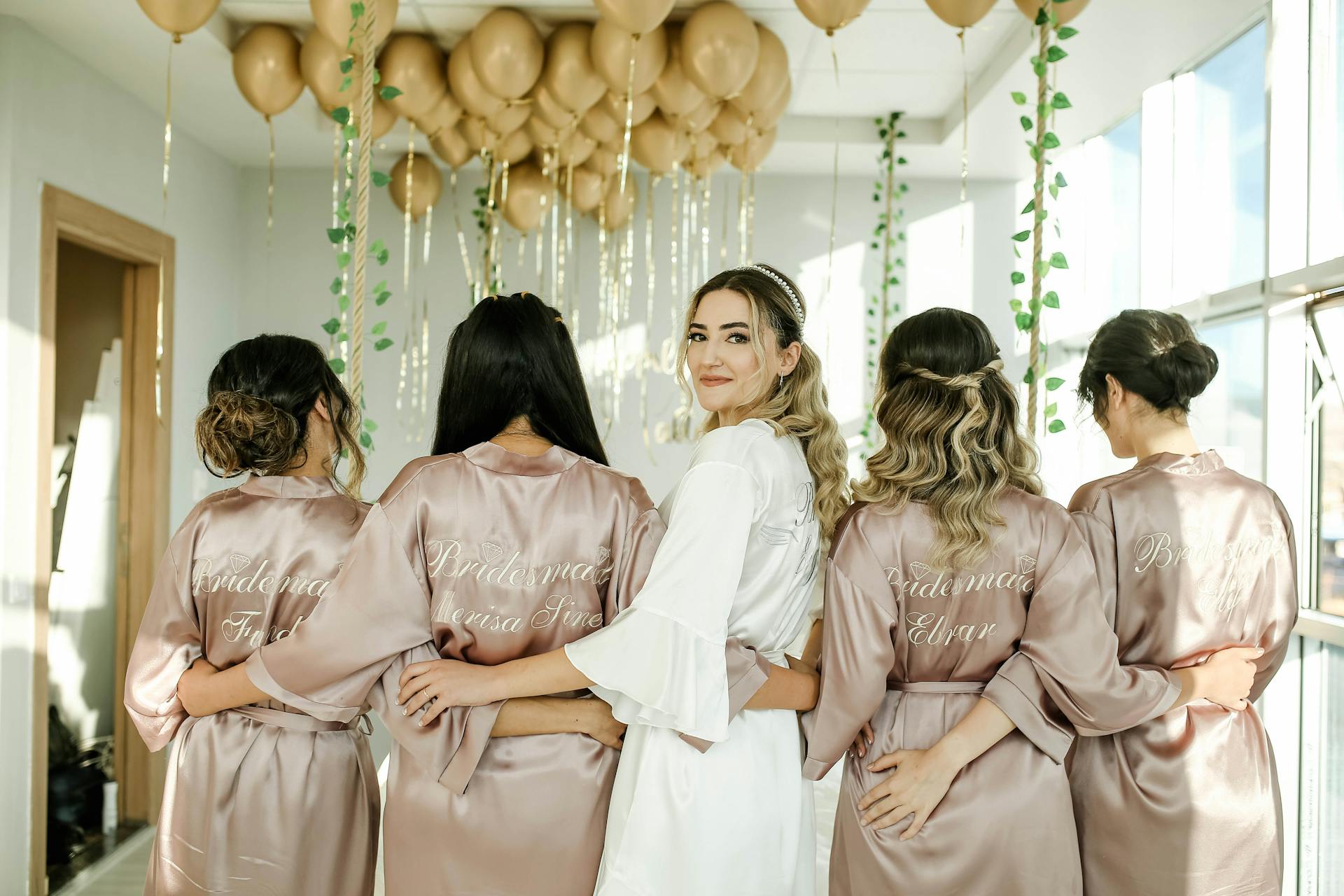 Une mariée avec ses demoiselles d'honneur | Source : Pexels