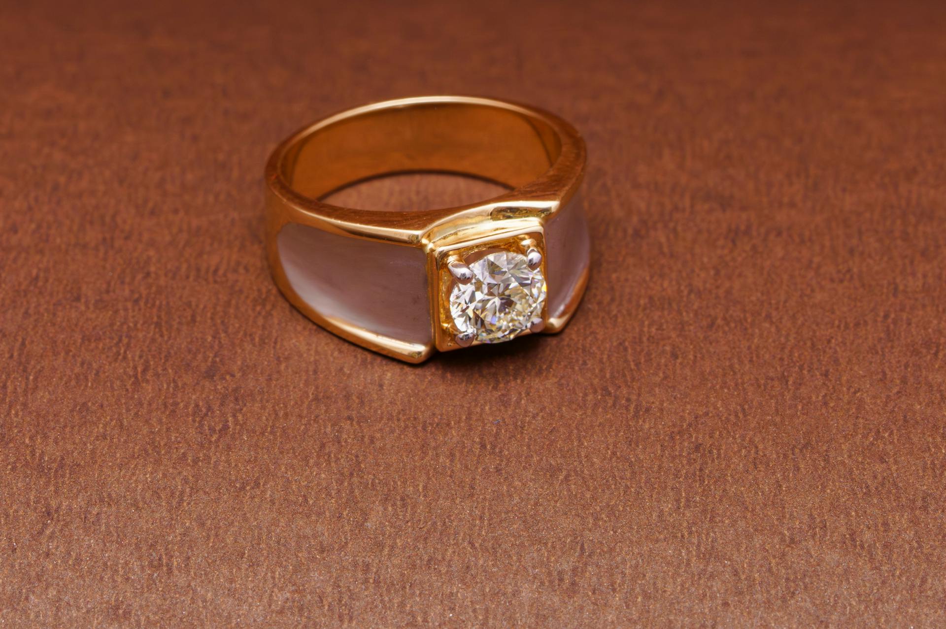 Une bague en or sur une surface brune | Source : Pexels