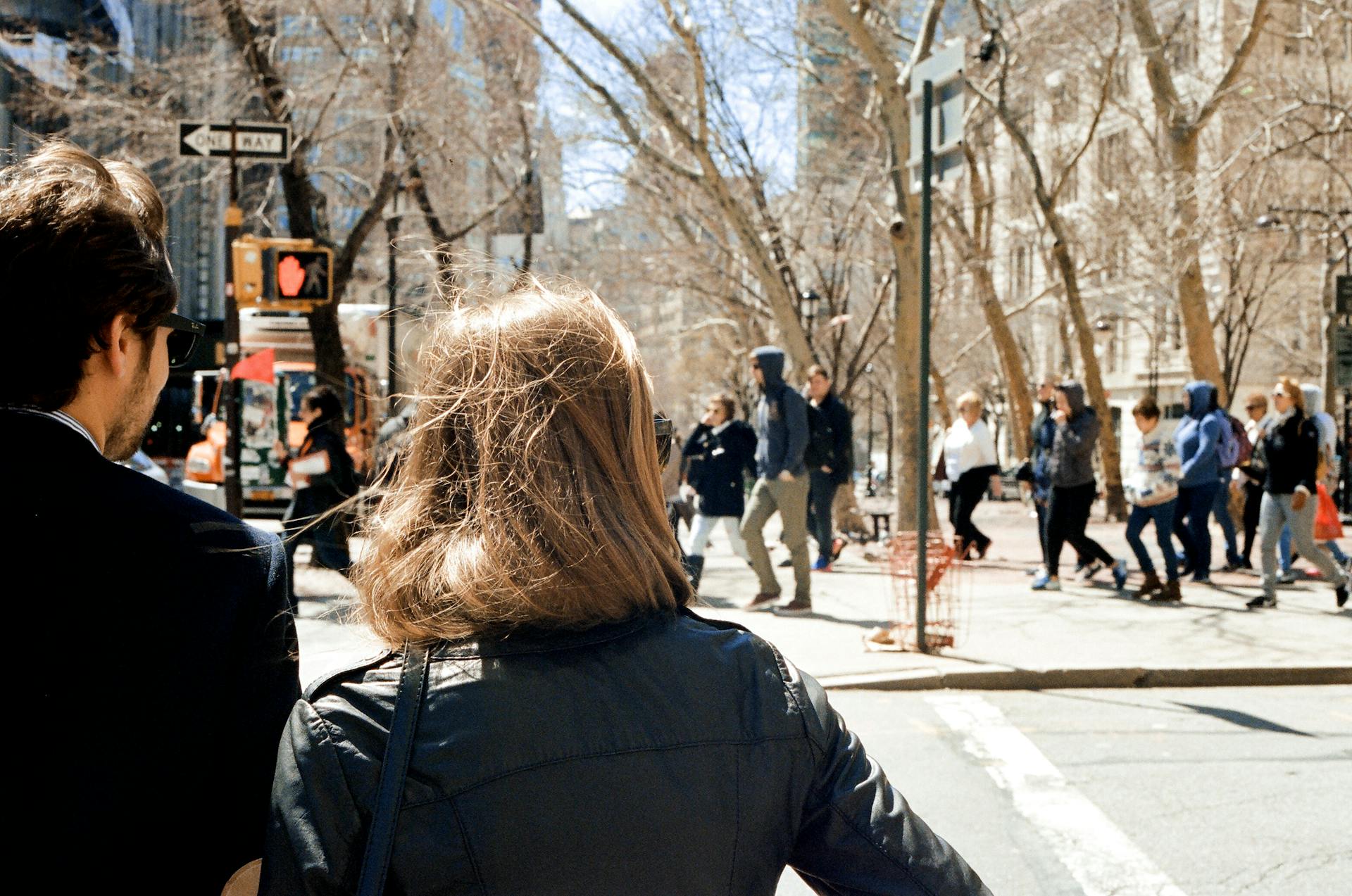 Piétons dans une zone urbaine | Source : Pexels