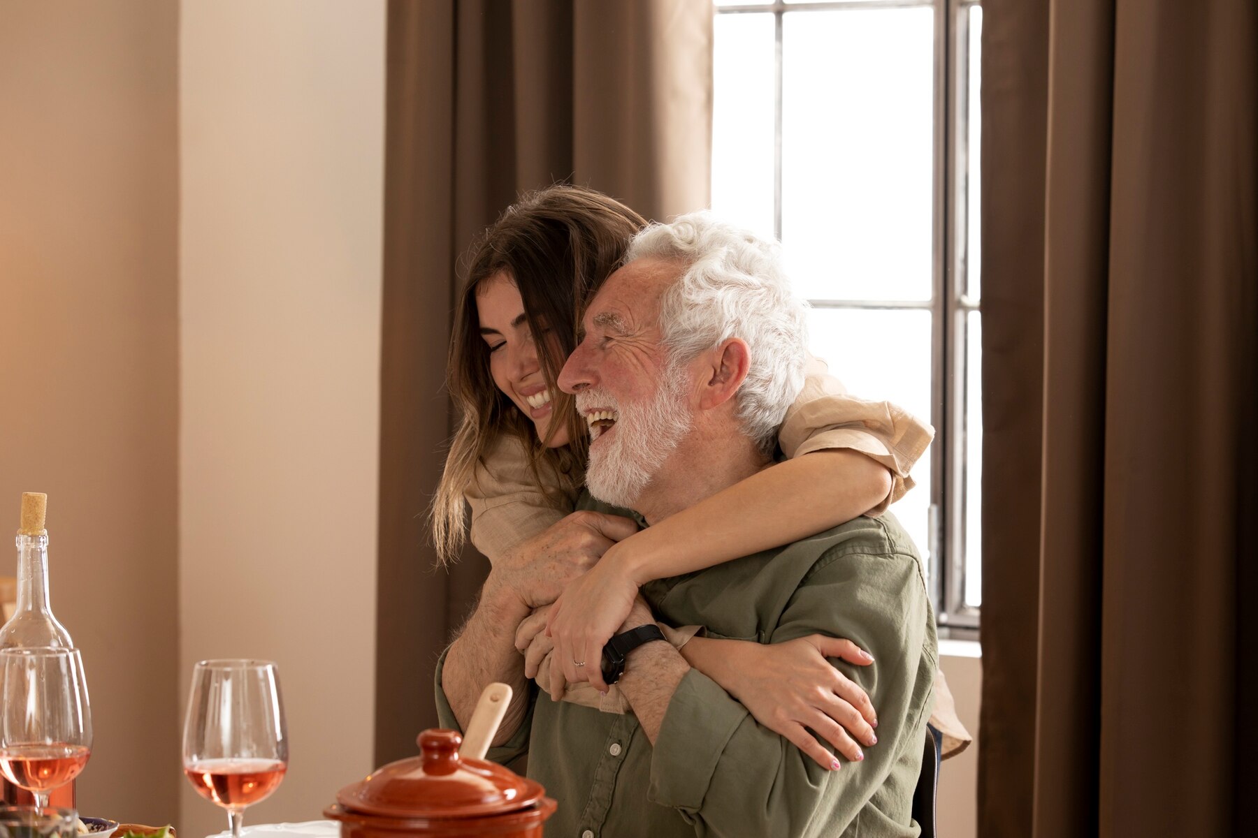 Un homme qui serre sa fille dans ses bras | Source : Freepik