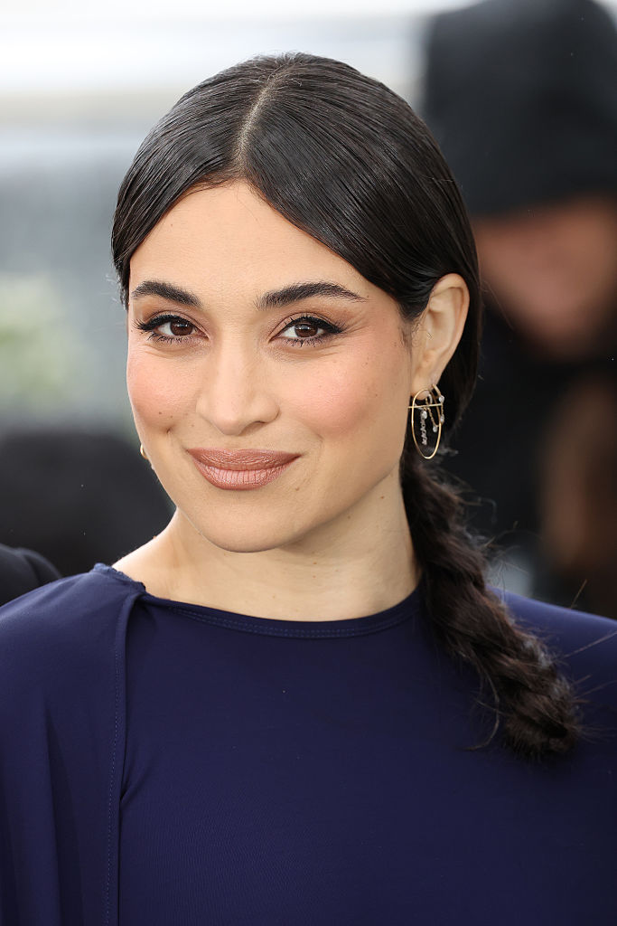 Camélia Jordana, membre du jury des courts métrages, pose lors du photocall du Jury Des Courts Métrages Et De Cinef au 78e Festival annuel de Cannes, au Palais des Festivals, le 20 mai 2025 à Cannes, en France I Source : Getty Images