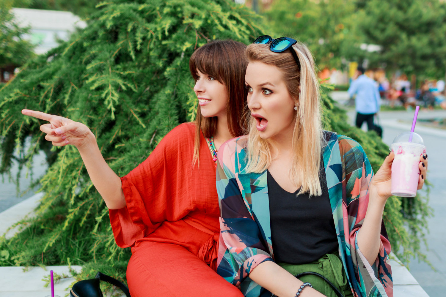 Deux femmes stupéfaites | Source : Freepik