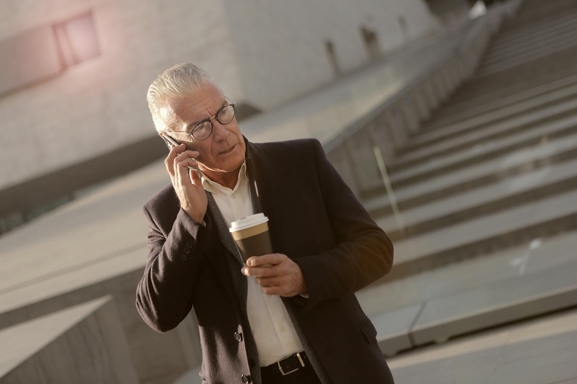 Un homme âgé mécontent qui parle au téléphone | Source : Pexels