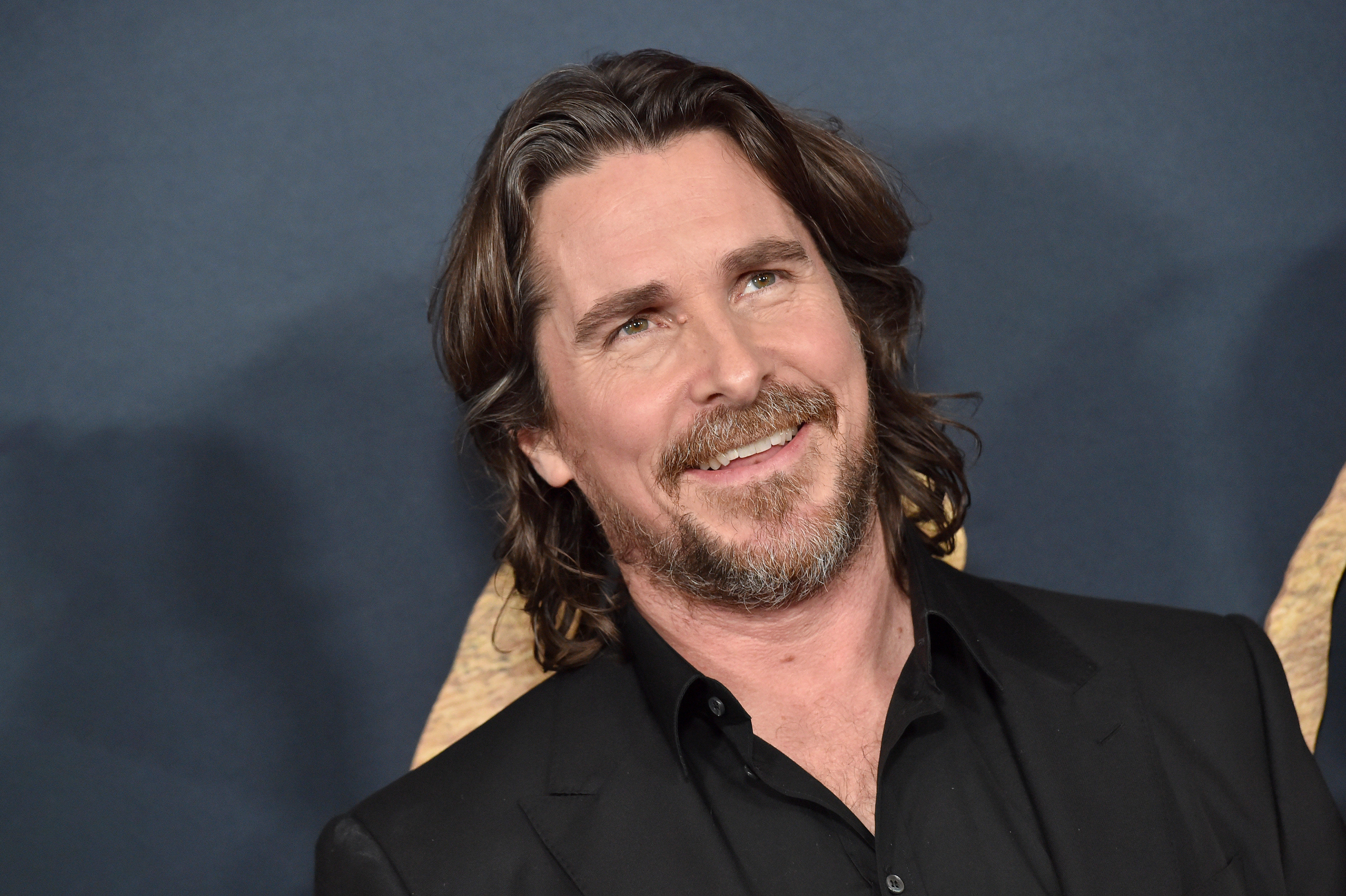 Christian Bale assiste à la première du film « The Pale Blue Eye » à Los Angeles, en Californie, le 14 décembre 2022 | Source : Getty Images