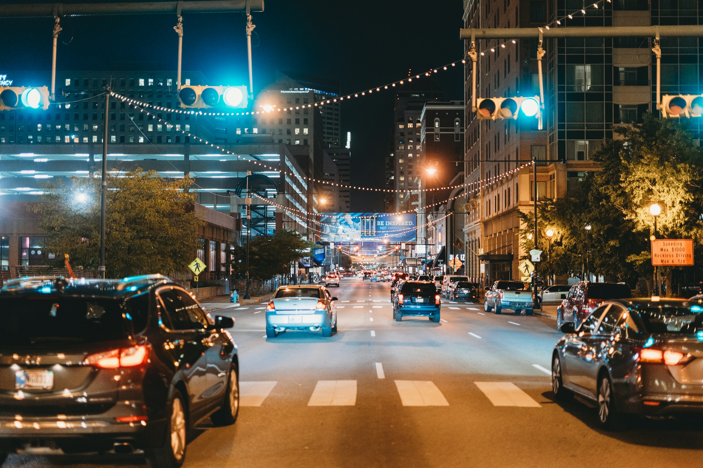 Voitures sur la route la nuit | Source : Unsplash