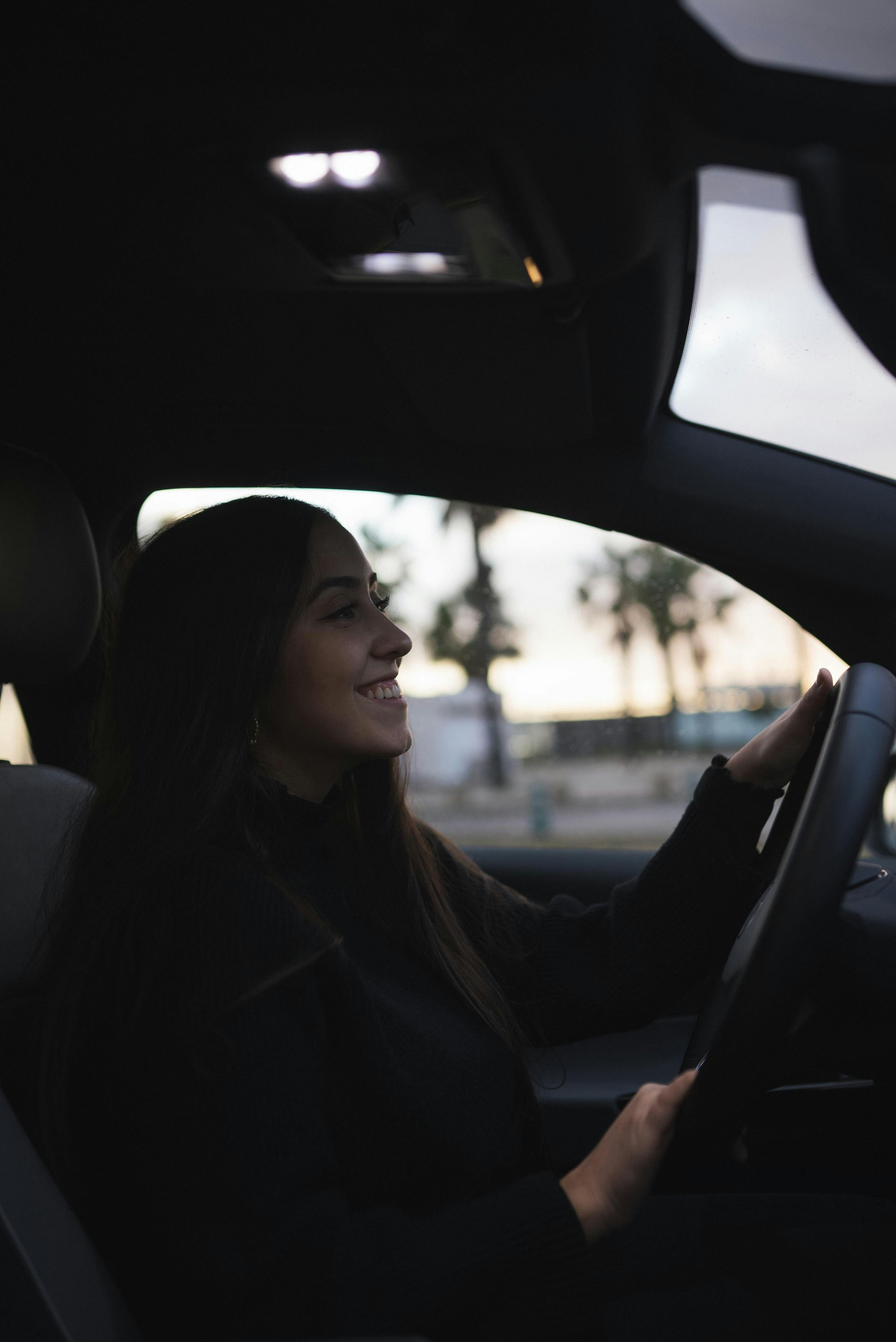 Une femme heureuse au volant | Source : Pexels