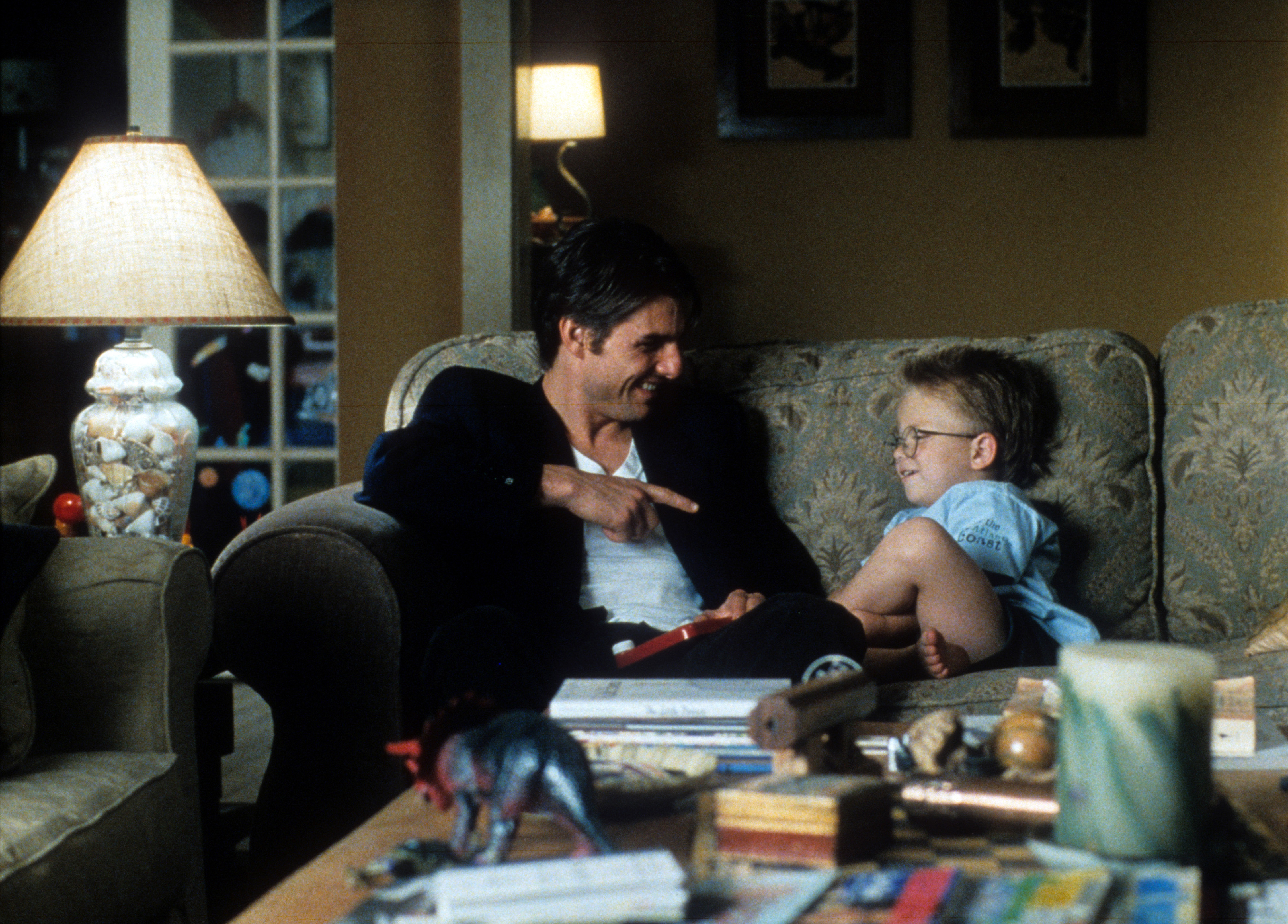 Tom Cruise et Jonathan Lipnicki lors du tournage de « Jerry Maguire » en 1996. | Source : Getty Images
