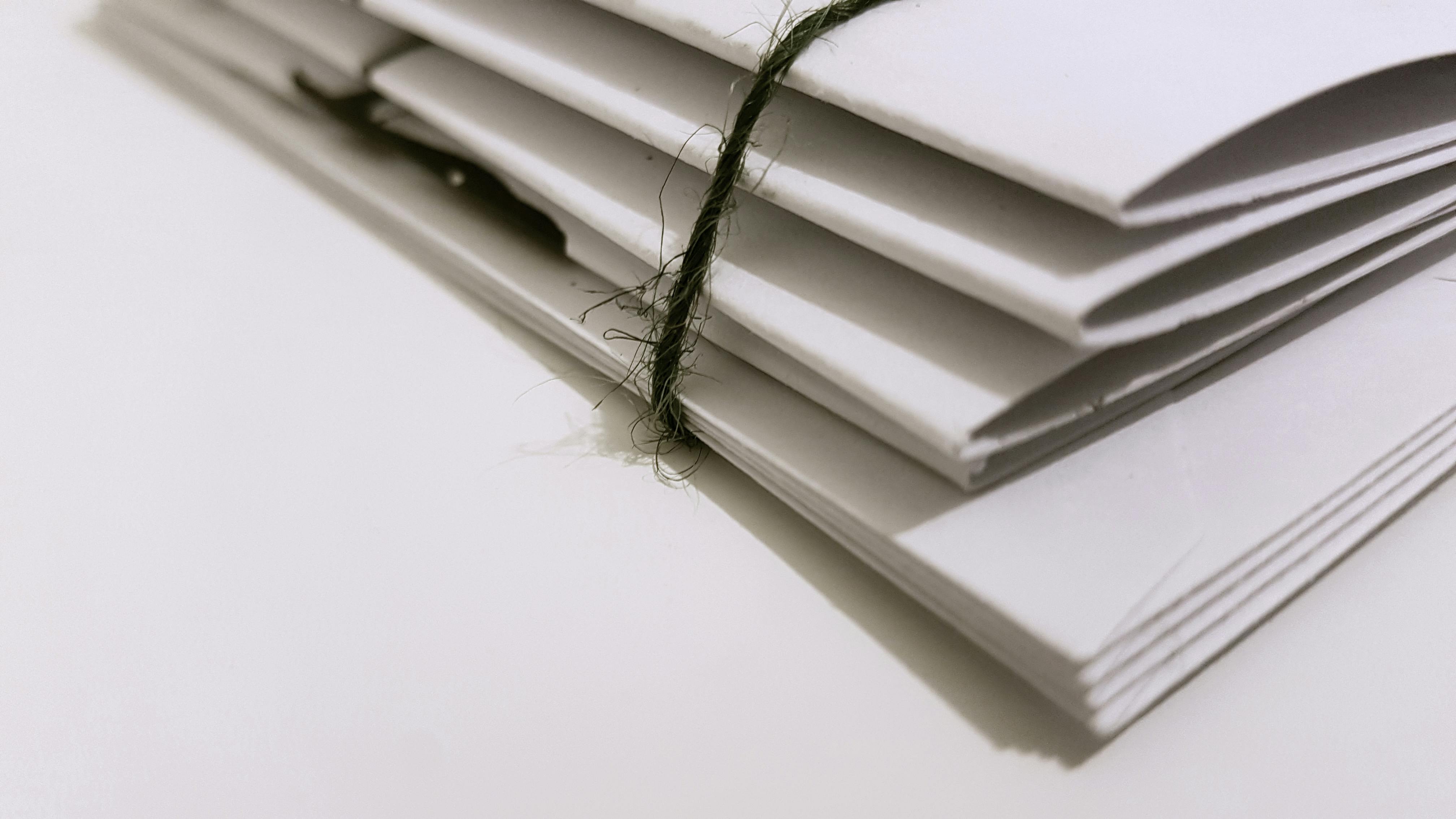 Documents attachés avec une ficelle noire | Source : Pexels