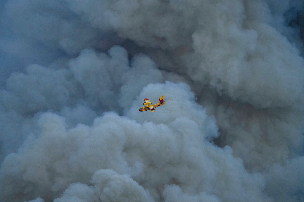 Un Canadair CL-415 de la sécurité civile française survole un incendie de forêt à Jonquières, dans le sud-ouest de la France, le 5 août 2025. | Source : Getty Images