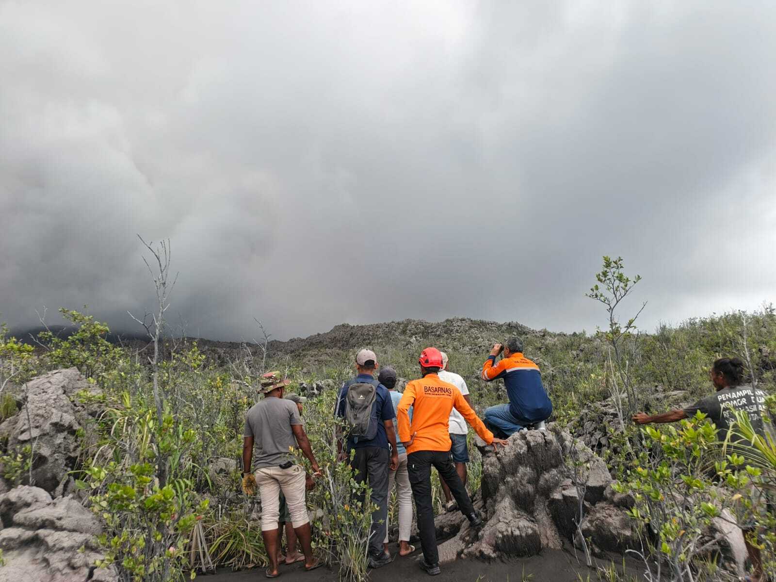 Des équipes conjointes de recherche et de sauvetage (SAR) se préparent à évacuer les victimes touchées par l'éruption du mont Dukono à Halmahera Nord, dans la province des Moluques, en Indonésie, le 8 mai 2026. Au moins trois Singapouriens ont été tués, tandis que 17 autres sont toujours portés disparus I Source : Getty Images