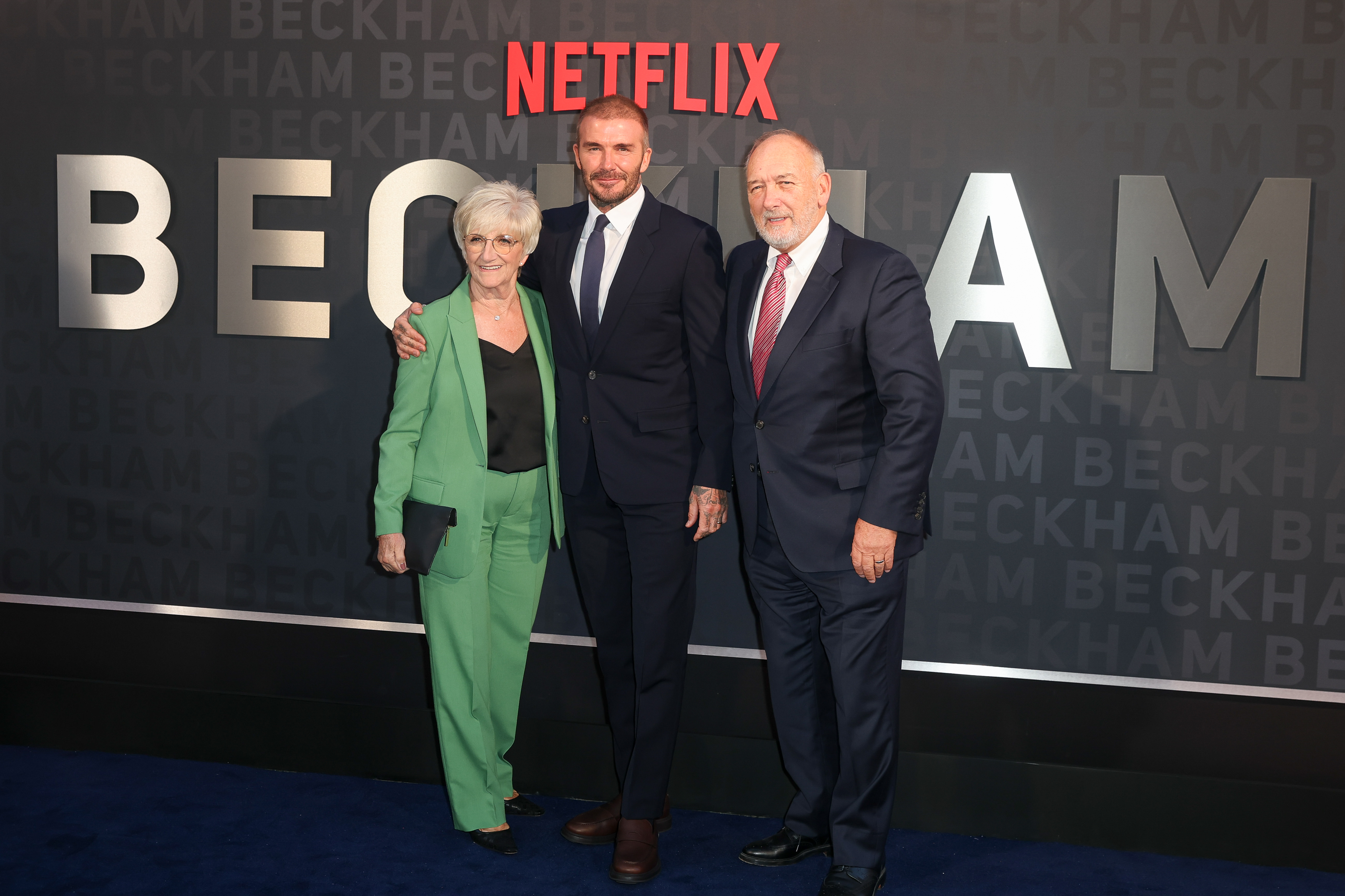 Sandra, David et Ted Beckham à la première britannique de « Beckham » le 3 octobre 2023 à Londres, Angleterre | Source : Getty Images