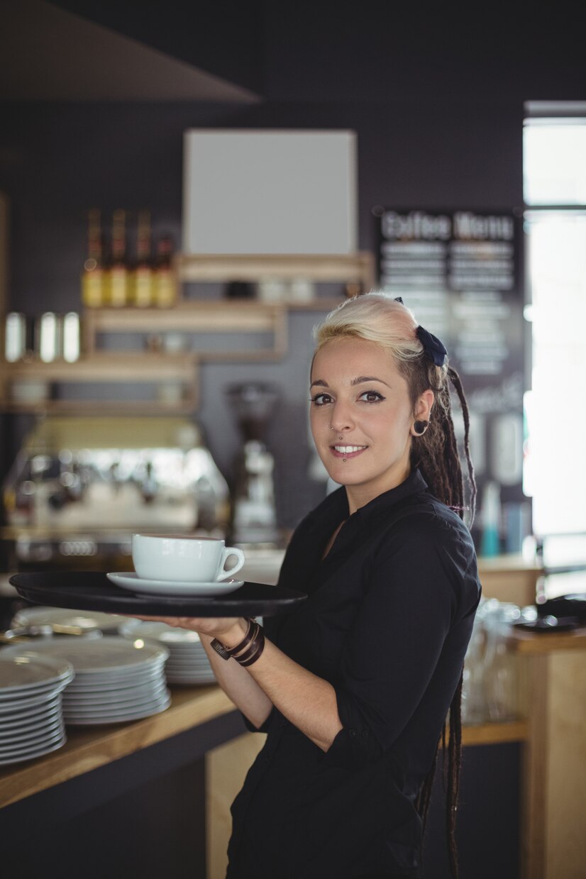 Serveuse de restaurant avec du café | Source : FreePik