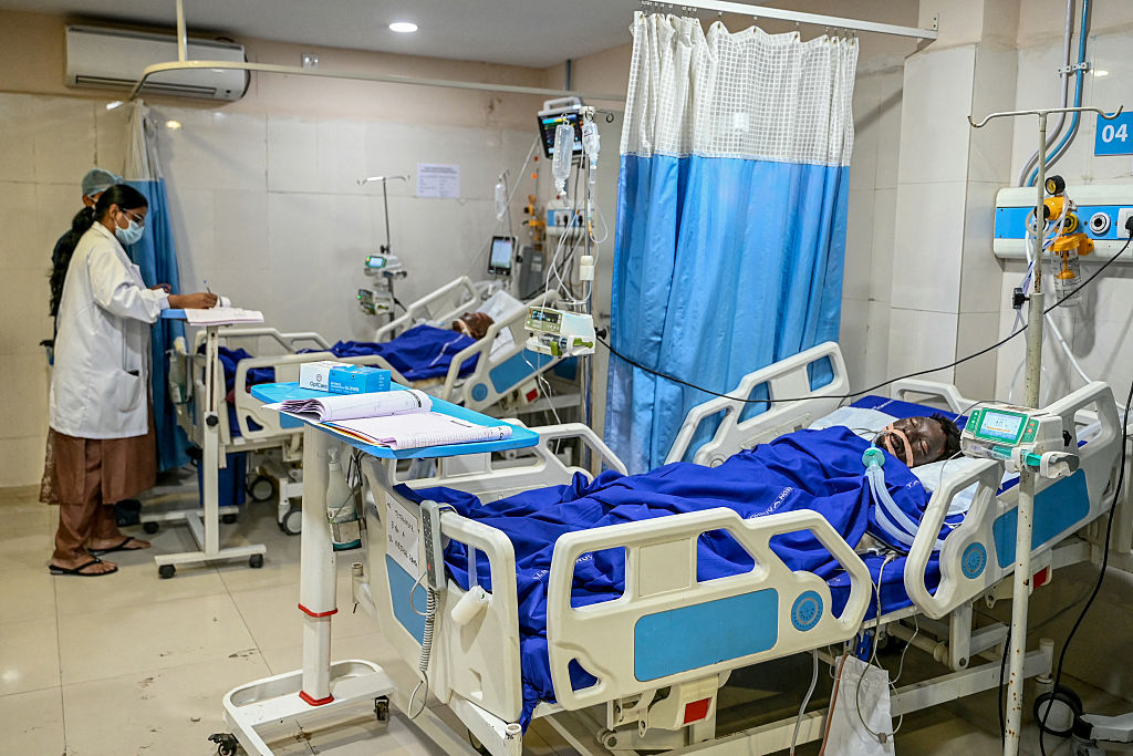 Un membre du personnel soignant s'occupe des victimes soignées dans un hôpital, blessées lors de l'explosion survenue à Sigachi Industries, au lendemain d'une explosion survenue à Sangareddy, dans l'État du Telangana, au sud de l'Inde, le 1er juillet 2025. | Getty Images