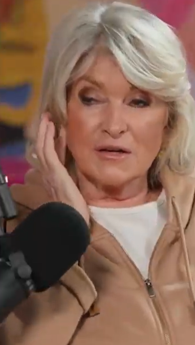 Martha Stewart montre son oreille tout en expliquant son point de vue lors de l'épisode du podcast « 50+ & Unfiltered » | Source : Instagram/shawnkillingerqvc