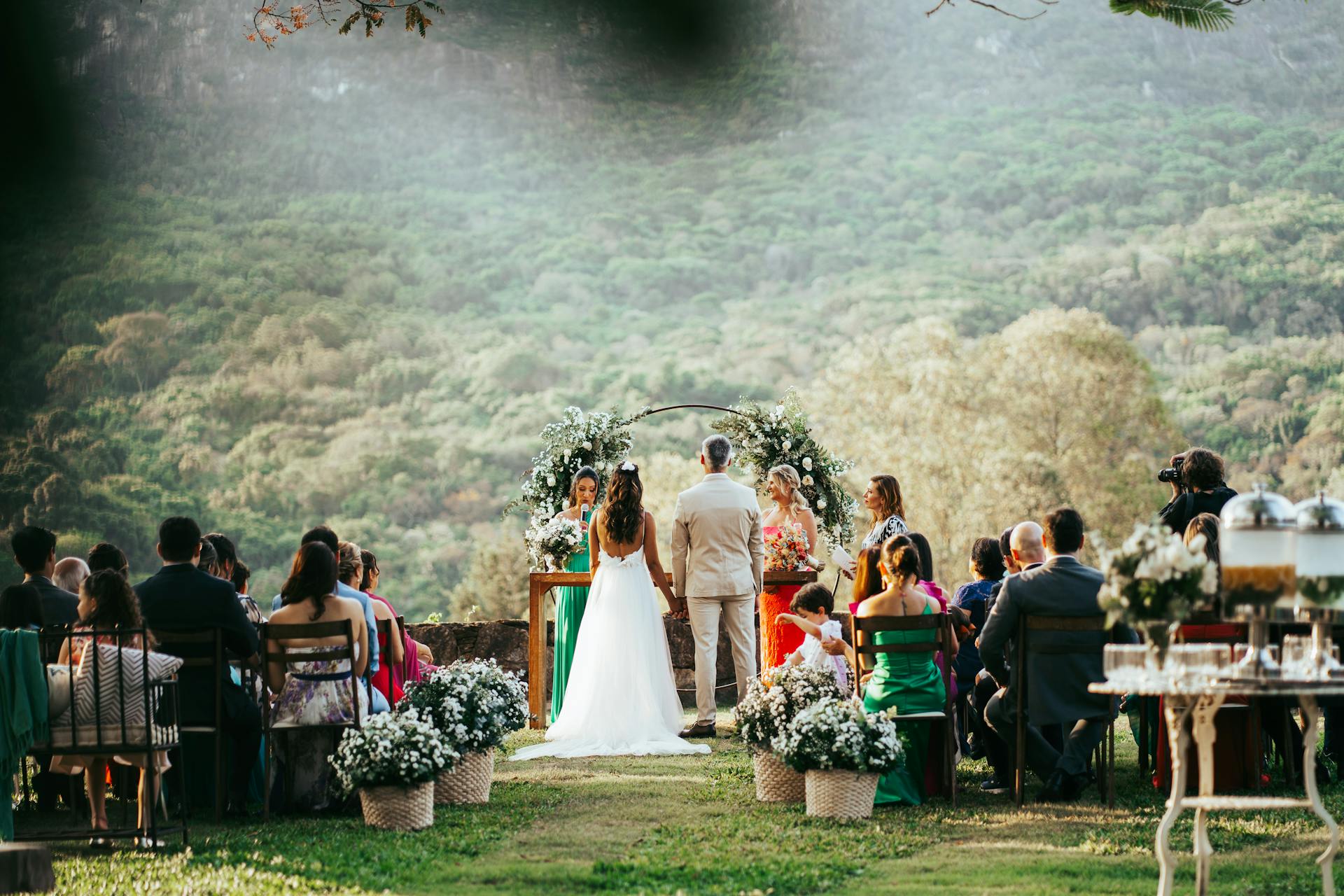 Une belle cérémonie de mariage en plein air avec une mariée et un marié debout devant l'autel | Source : Pexels