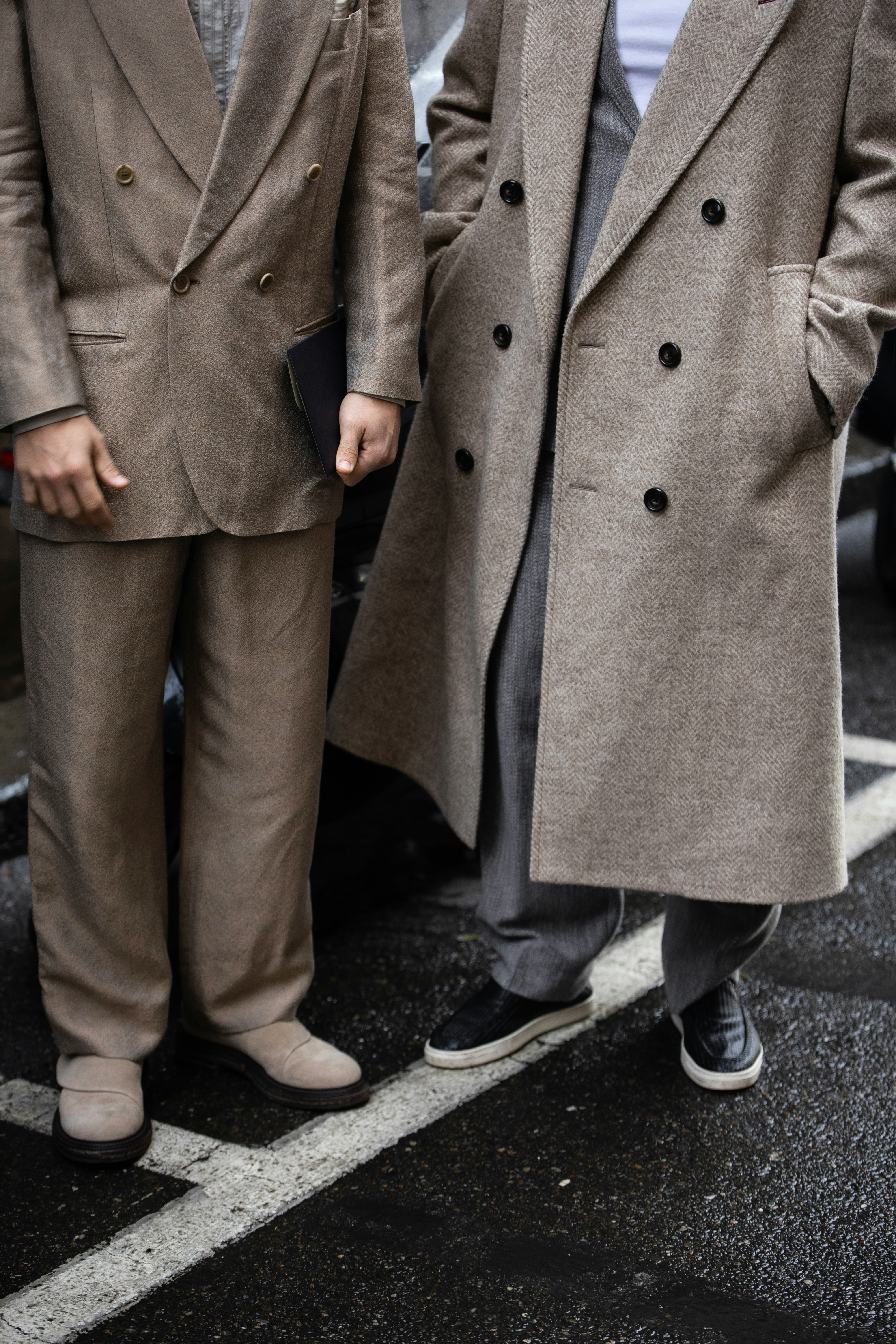 Une photo de deux hommes en costume | Source : Unsplash