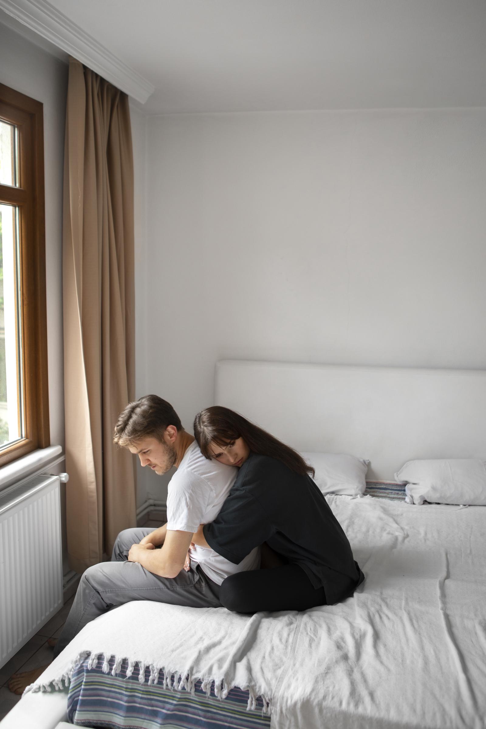 Un couple en détresse se réconfortant mutuellement | Source : Freepik