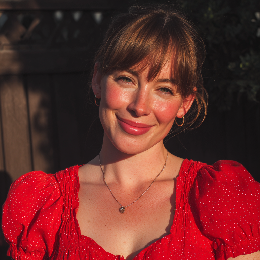 Une femme souriante se tenant à l'extérieur dans une robe rouge | Source : Midjourney