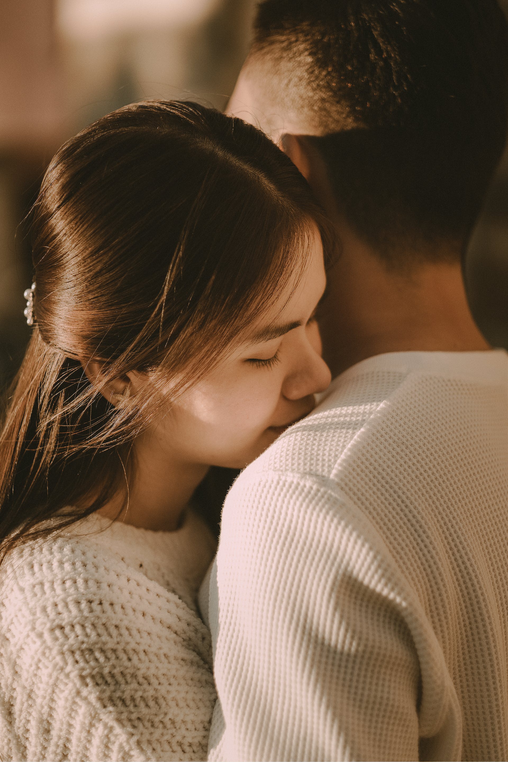 Un couple qui s'enlace | Source : Pexels