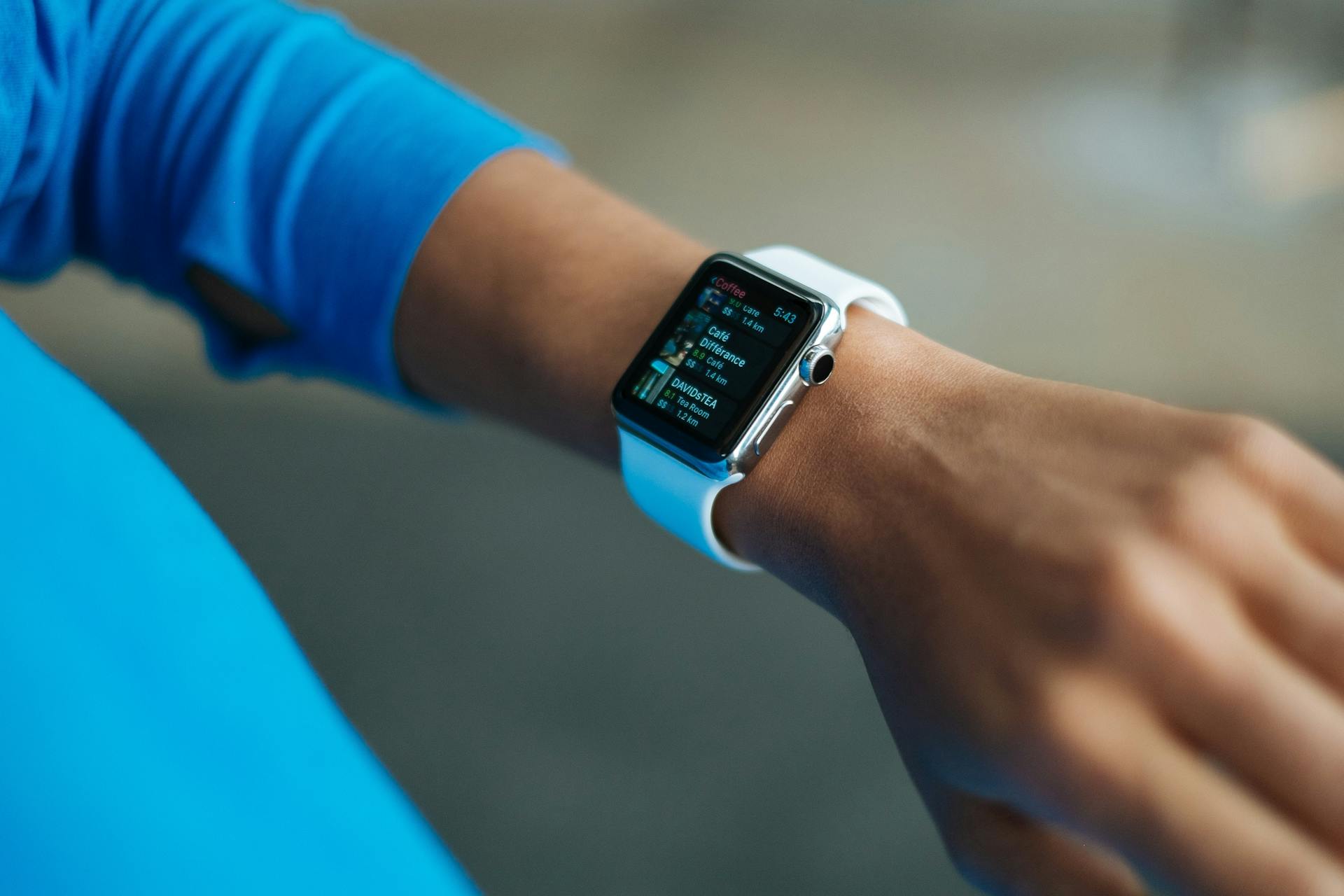 Une femme qui vérifie sa smartwatch | Source : Pexels