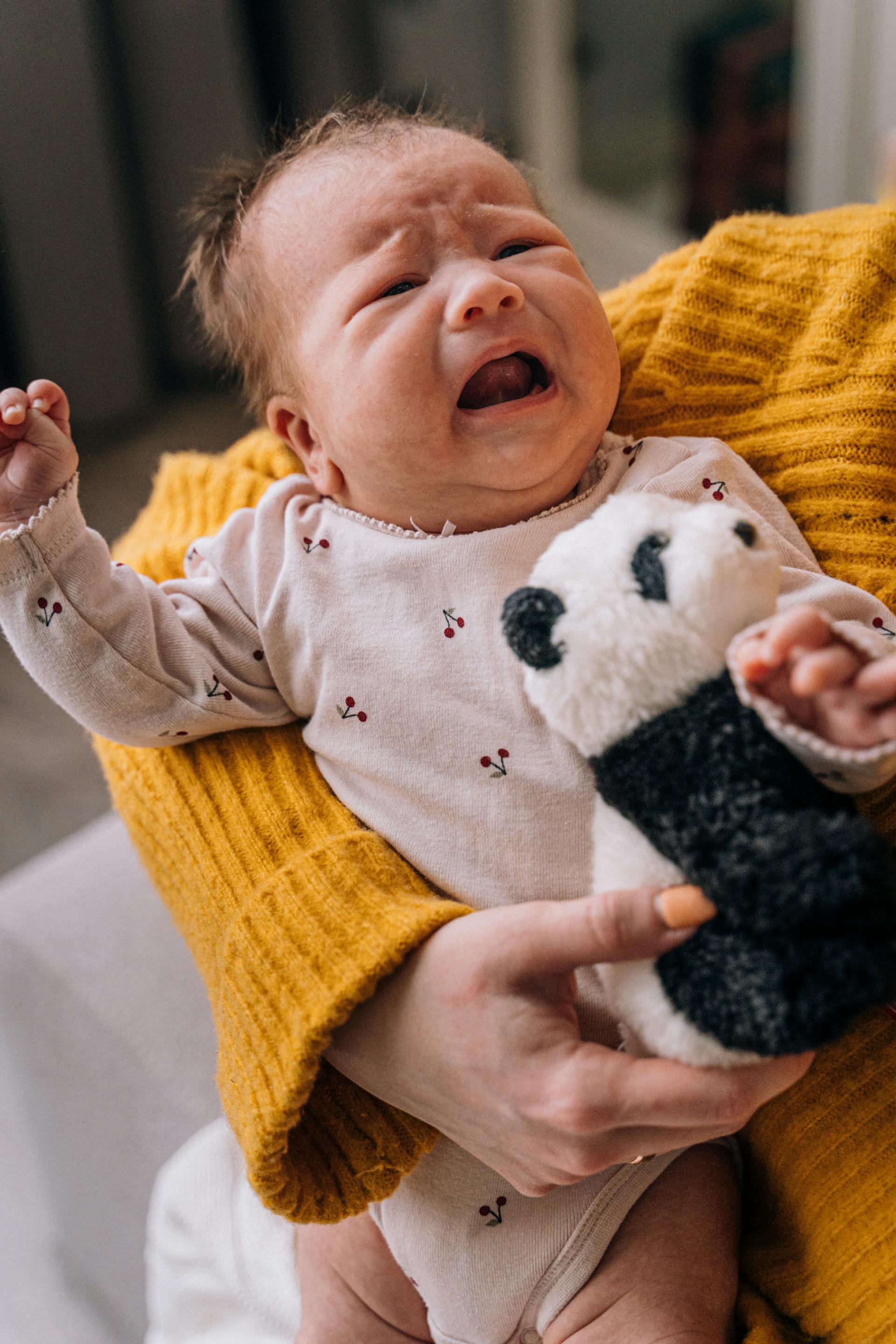 Une femme tenant un bébé | Source : Pexels