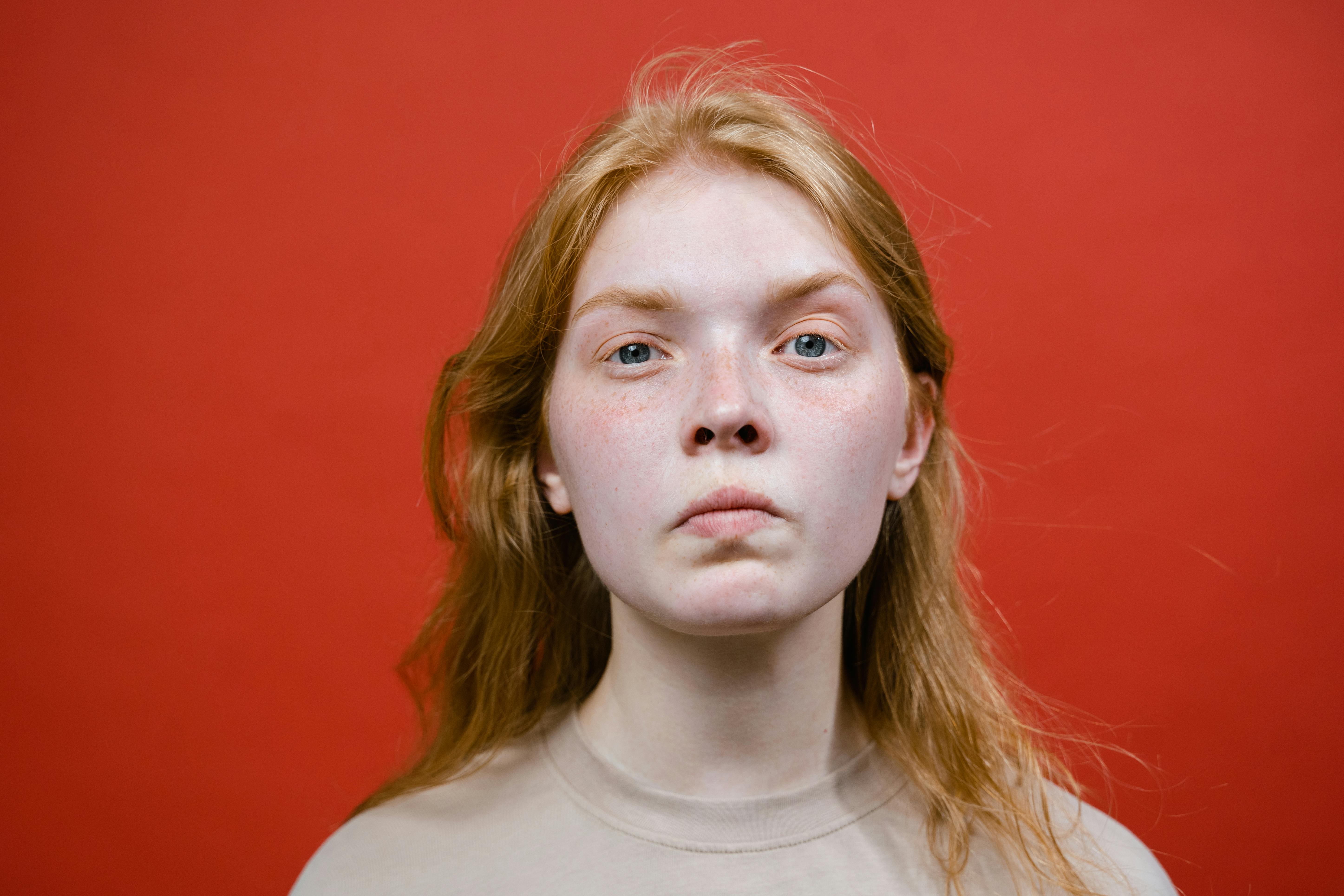 Une jeune femme en colère sur fond rouge | Source : Pexels