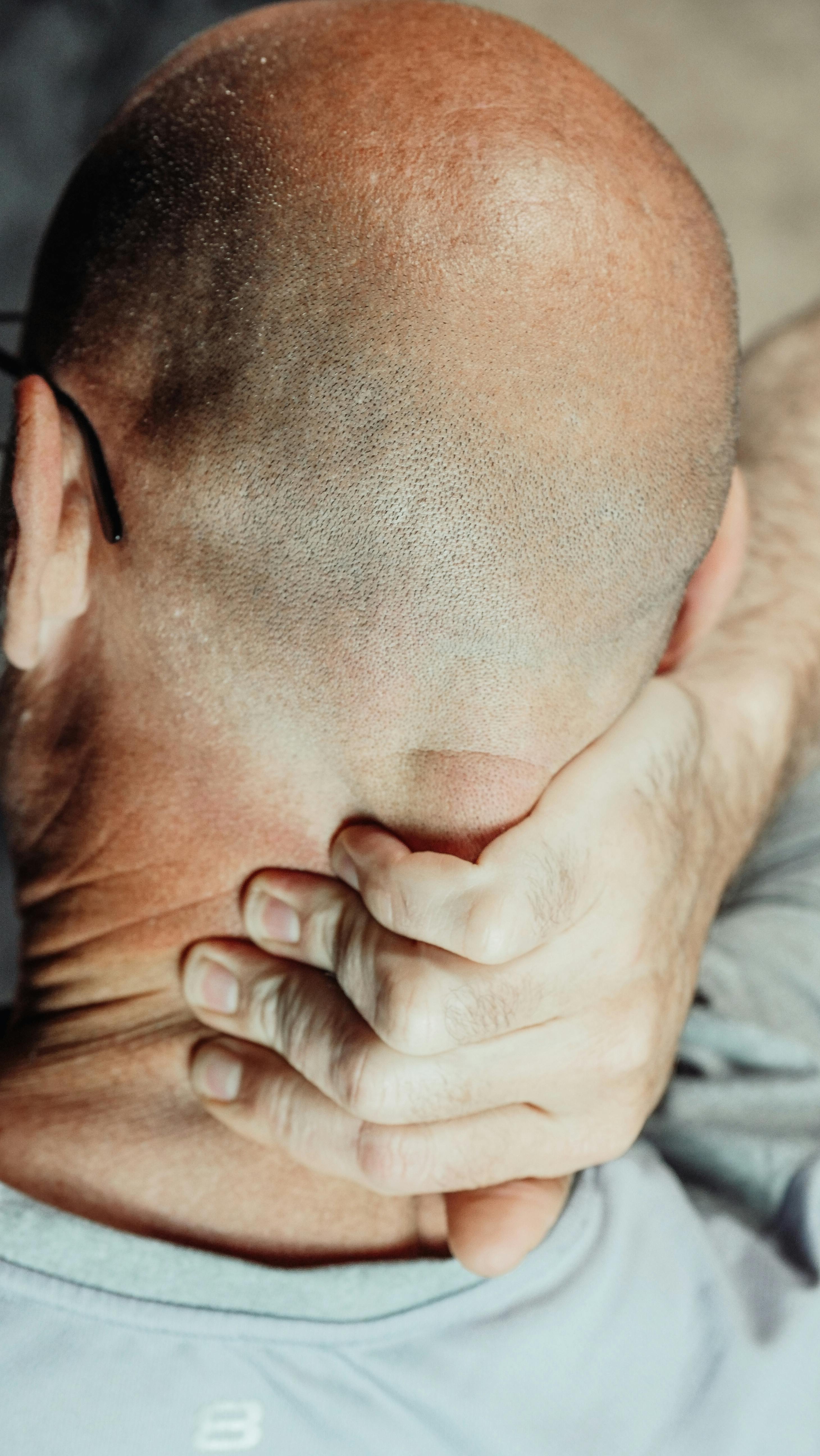 Un homme se touche la nuque | Source : Pexels