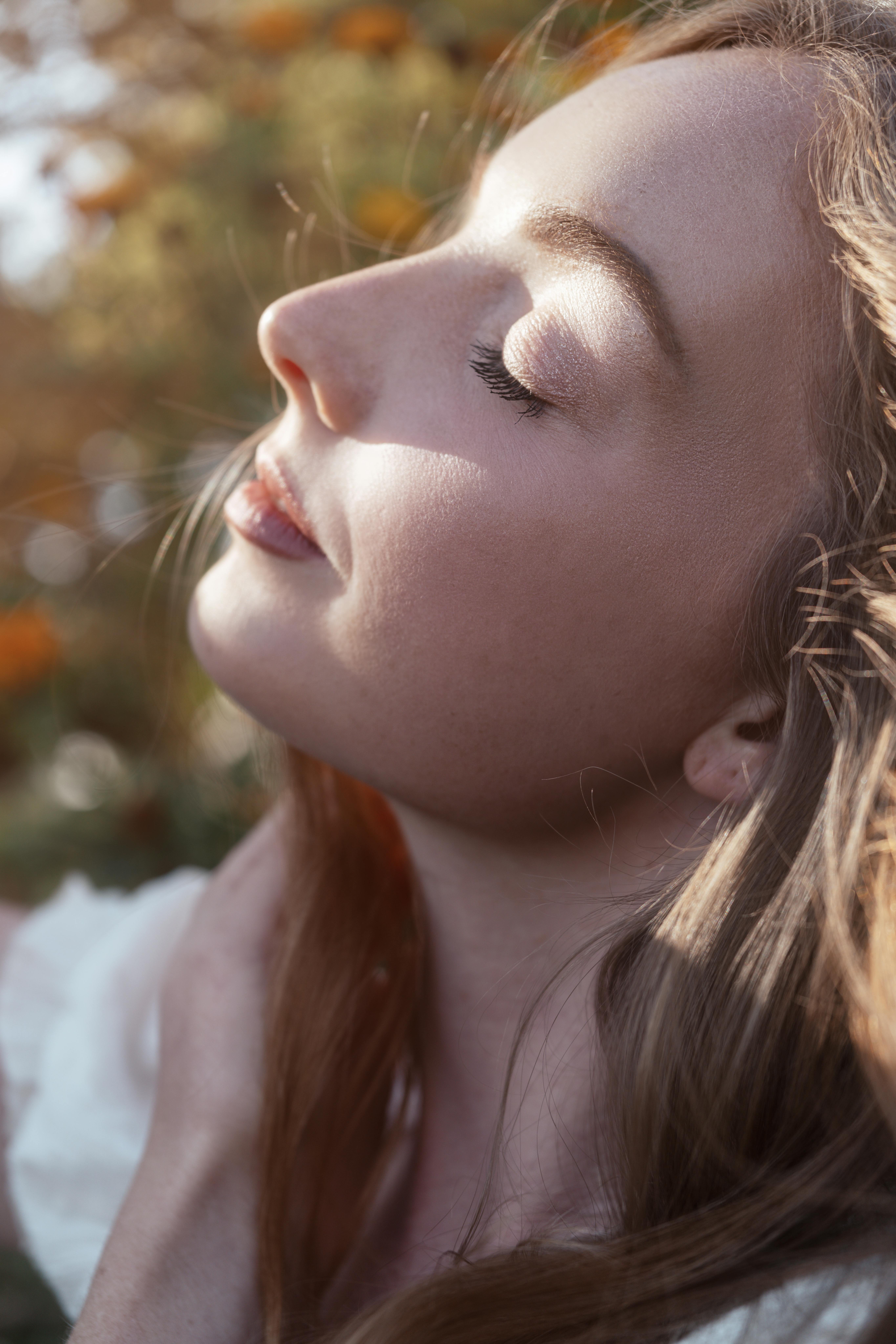 Une femme regardant vers le haut avec les yeux fermés | Source : Pexels