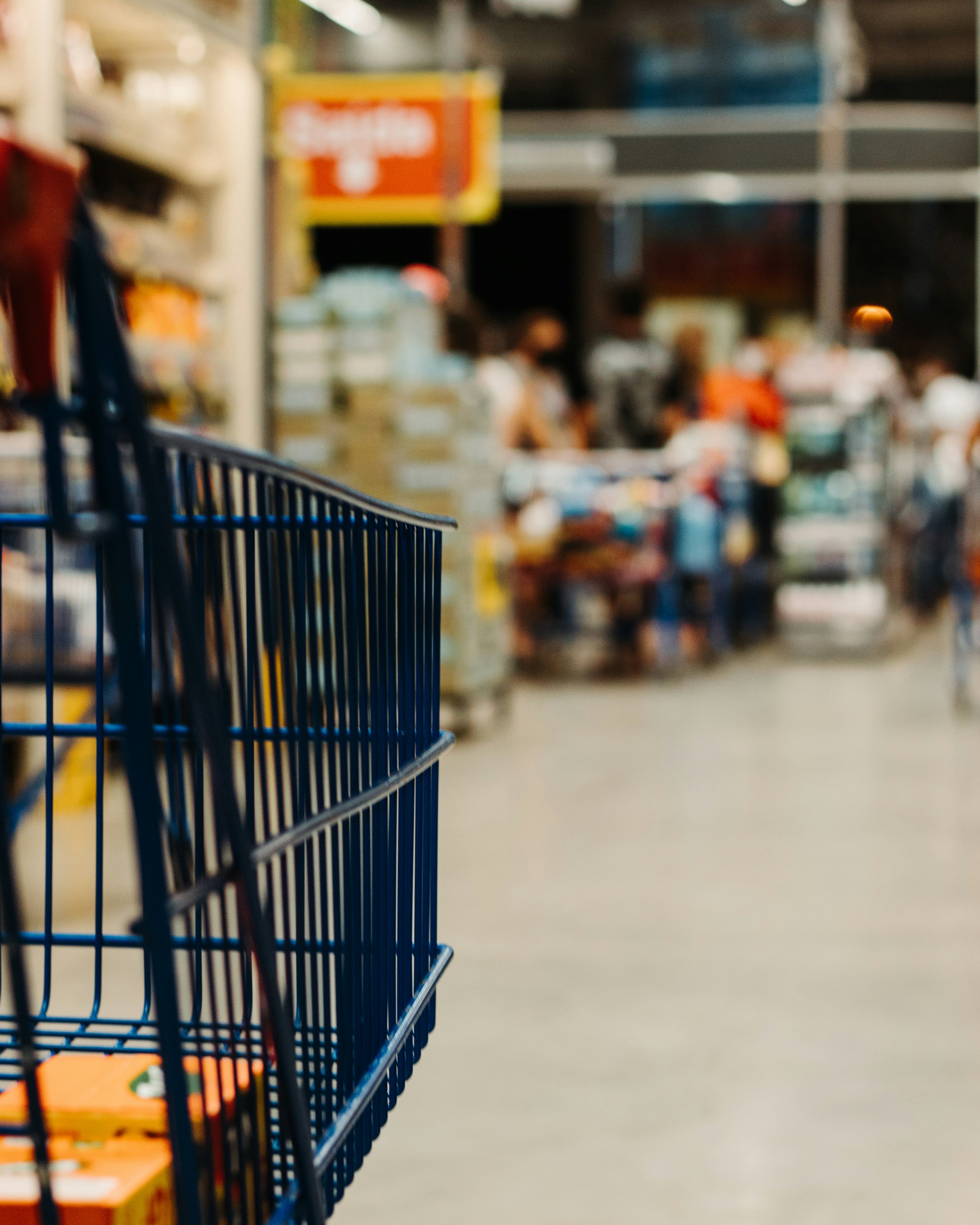 Gros plan sur un chariot de supermarché | Source : Unsplash