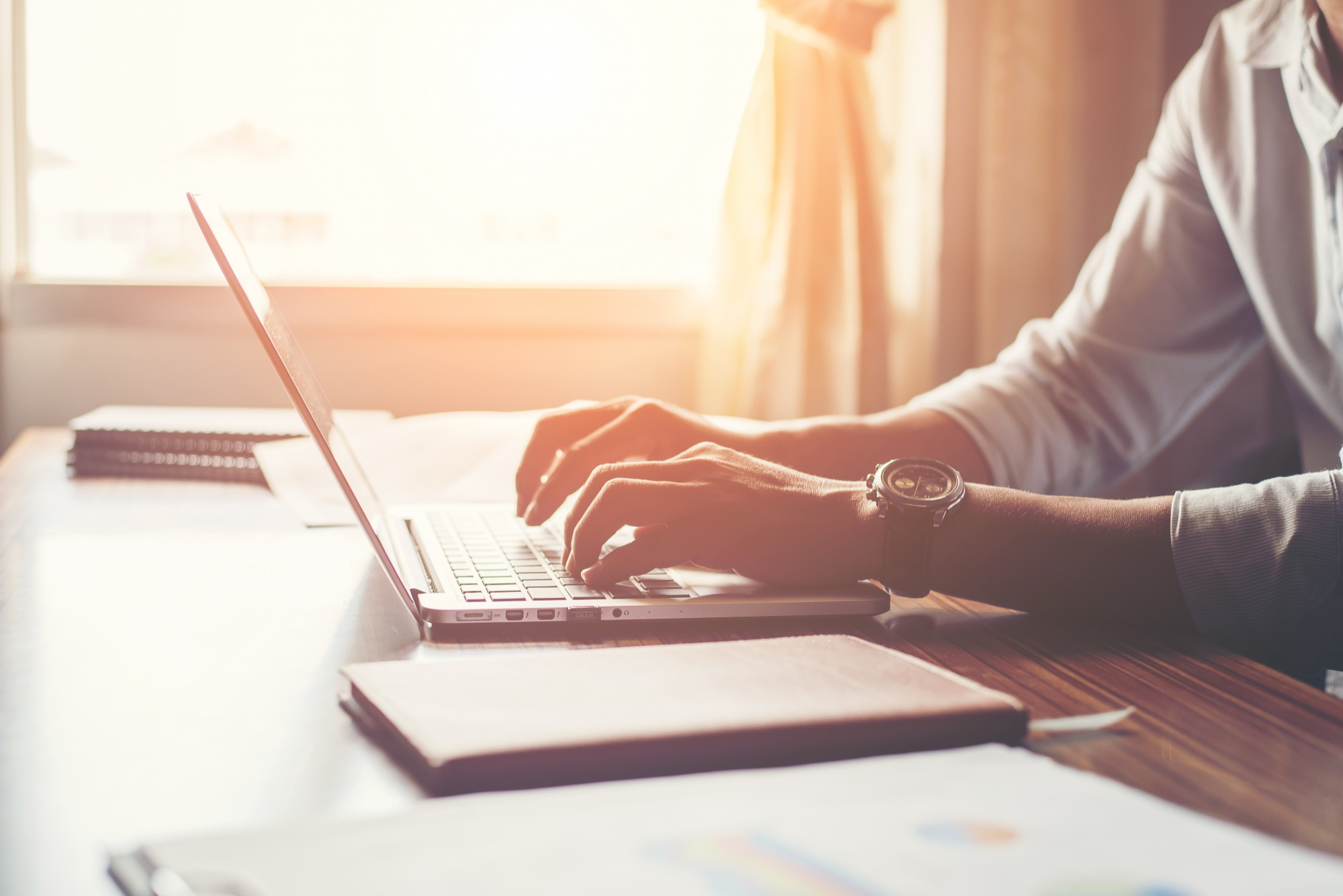 Un homme utilisant un ordinateur portable | Source : Freepik