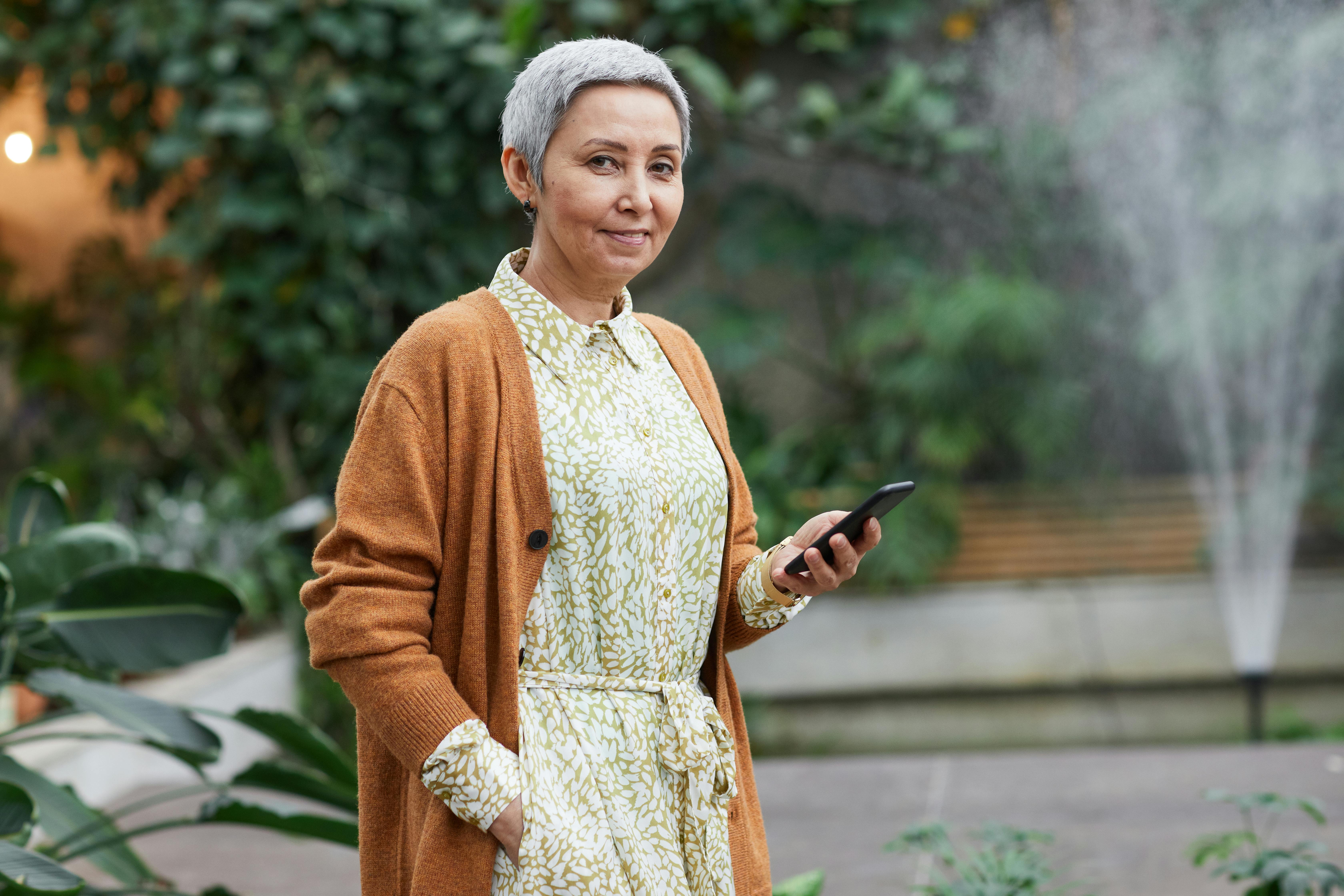 Une femme tenant un téléphone | Source : Pexels