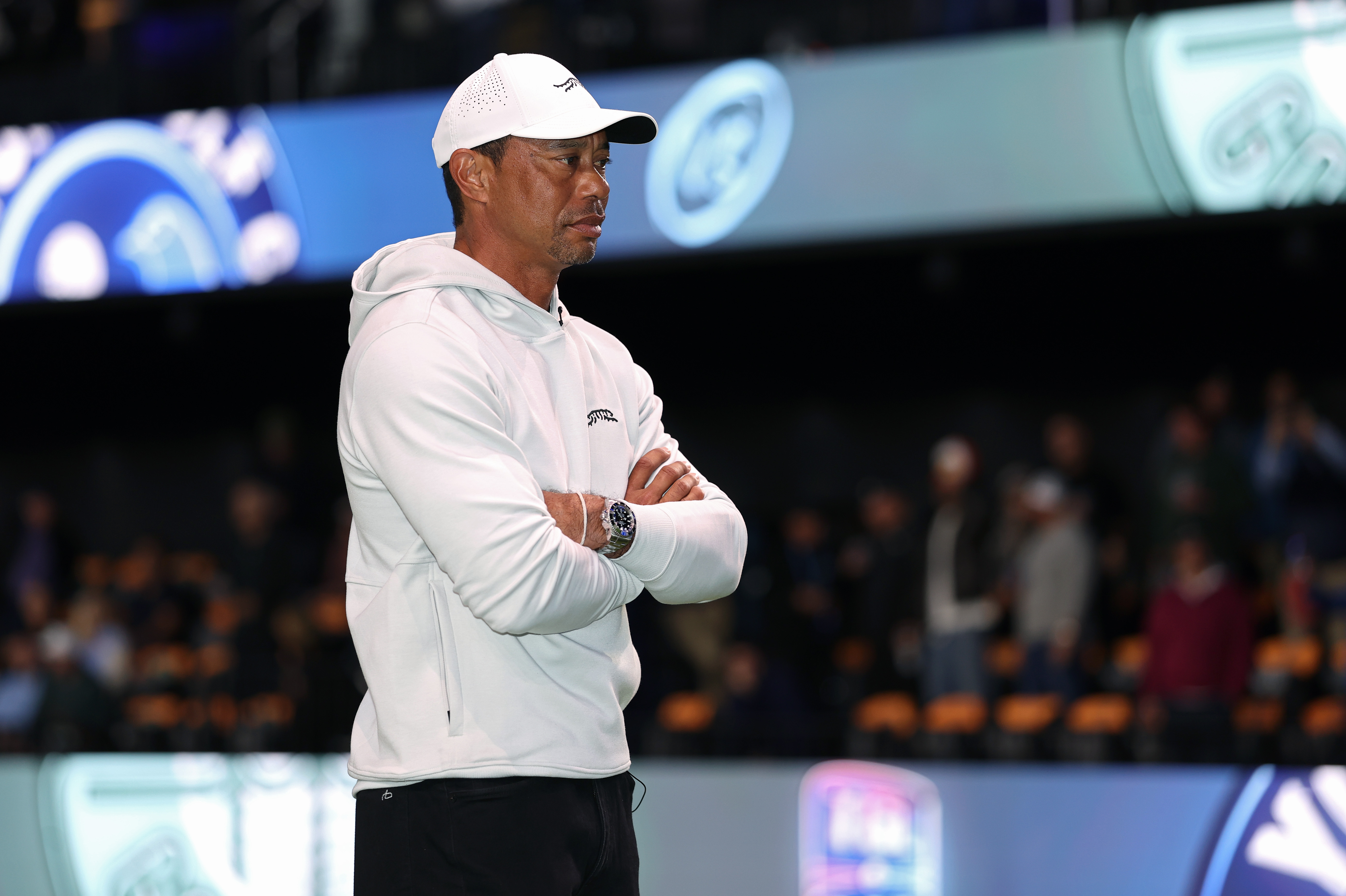Tiger Woods regarde avant le match TGL au SoFi Center le 7 janvier 2025 | Source : Getty Images
