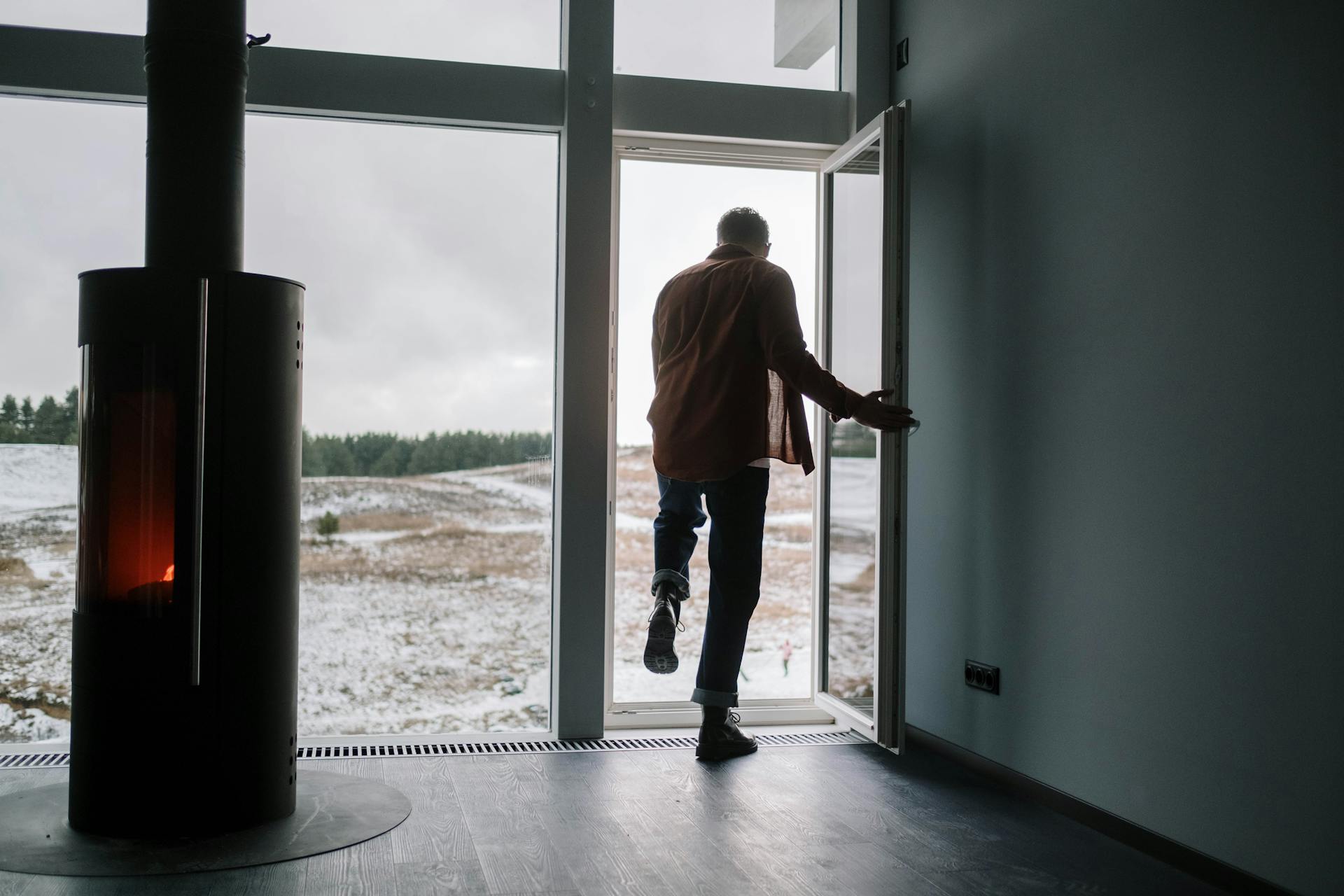Un homme sortant d'une porte | Source : Pexels