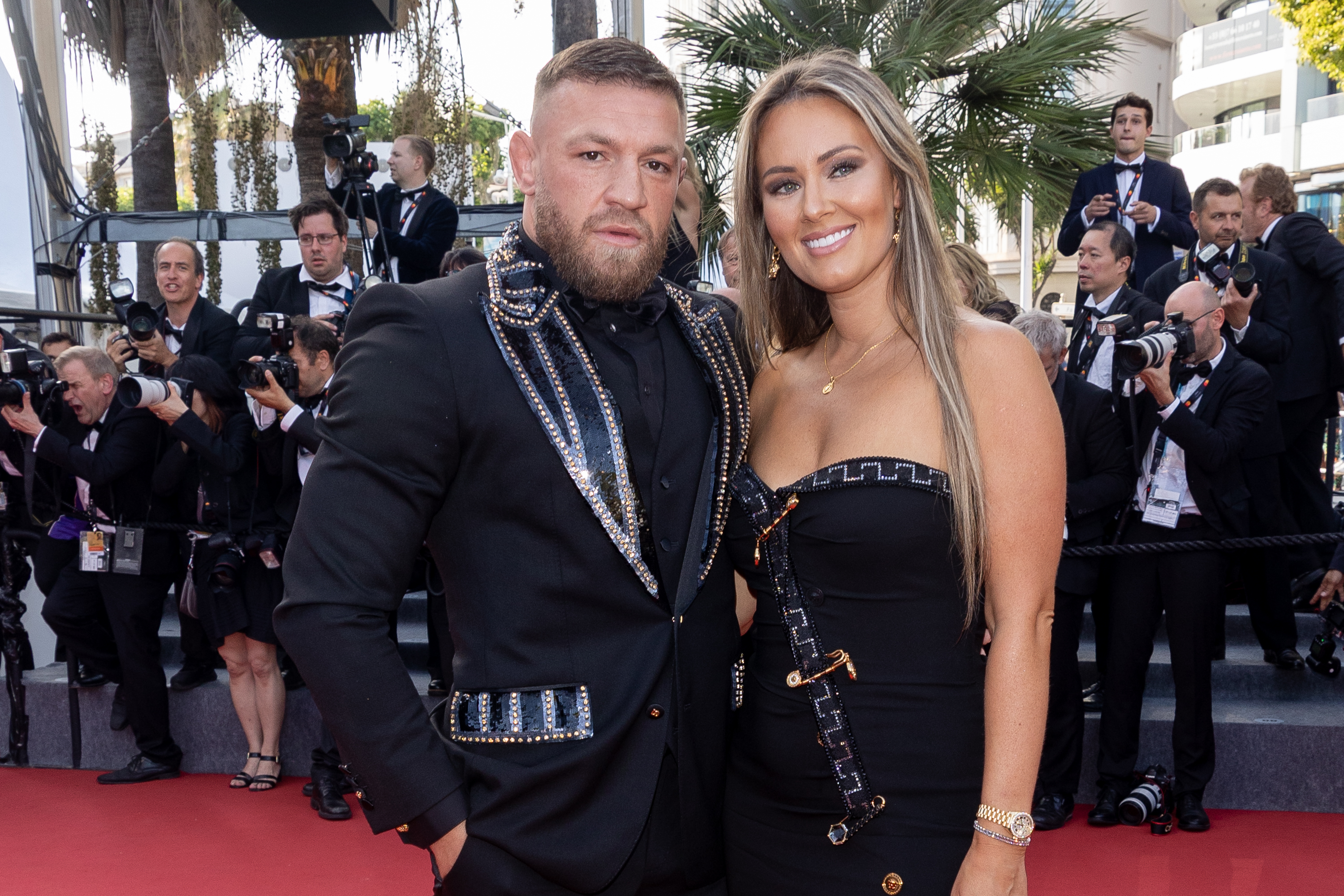 Conor McGregor et Dee Devlin assistent à la projection du film « Elvis » lors du 75e Festival annuel de Cannes au Palais des Festivals, le 25 mai 2022 en France. | Source : Getty Images