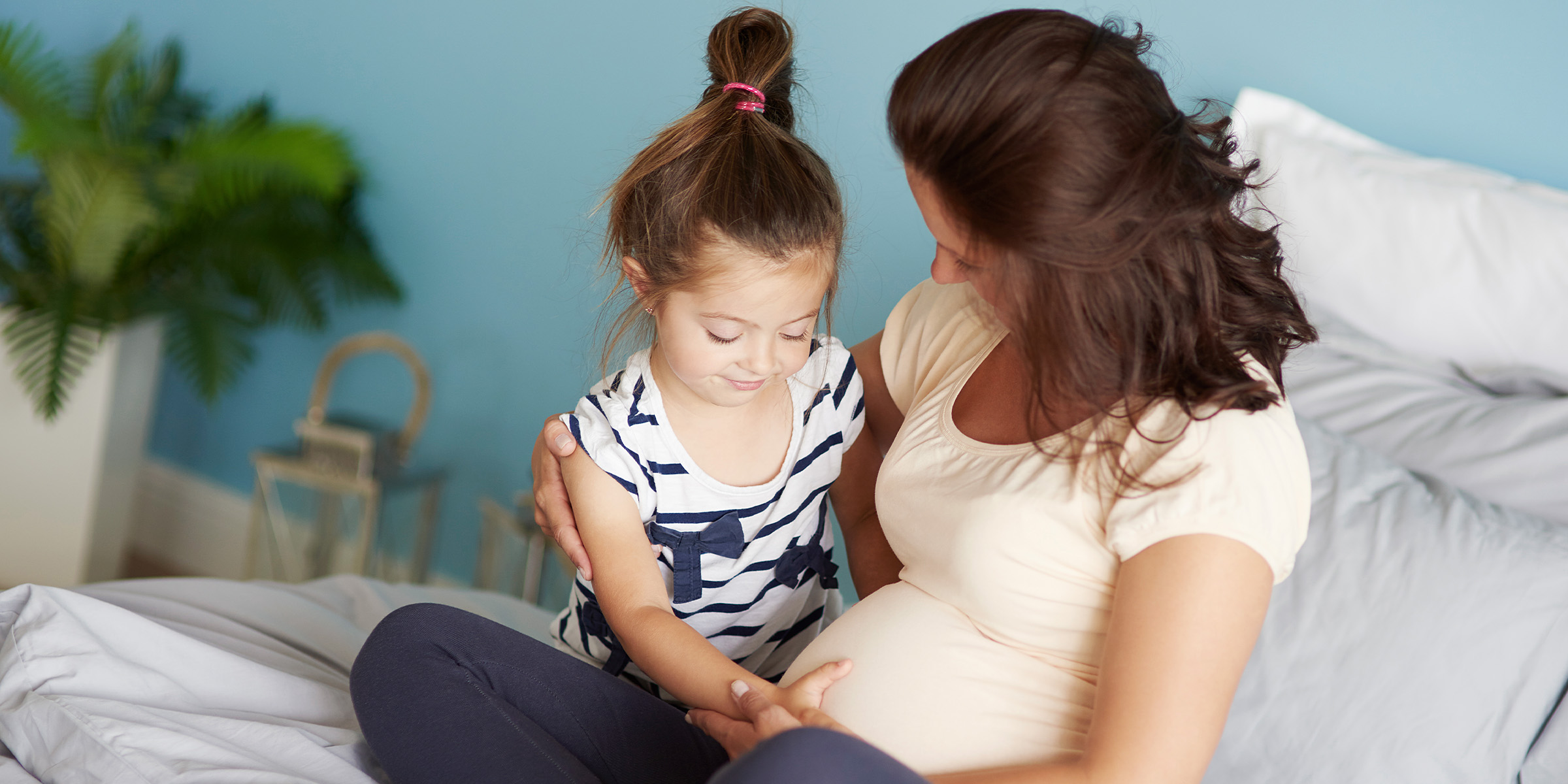 Une mère enceinte avec son enfant | Source : Freepik