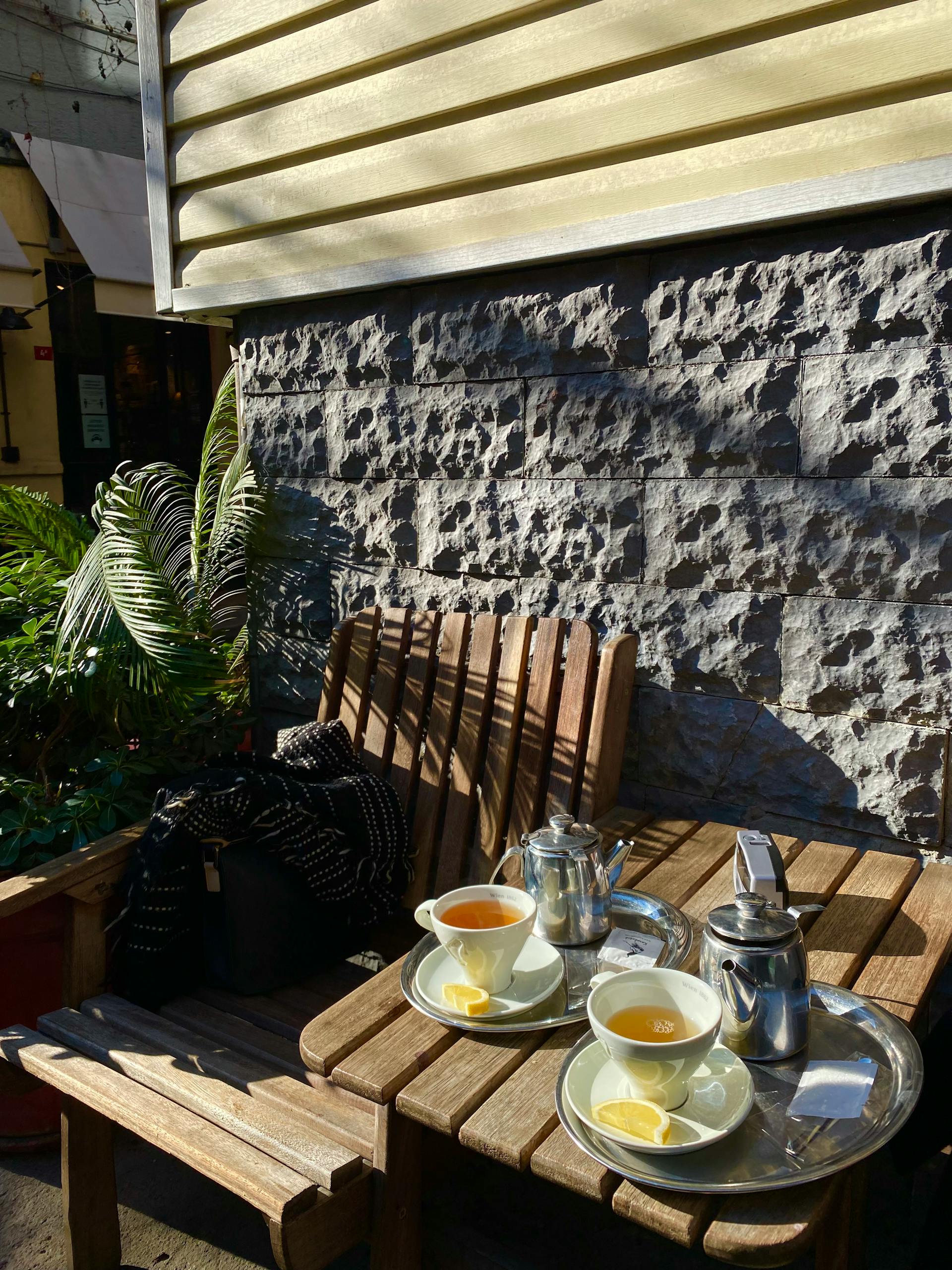 Deux tasses de thé sur une table près d'une chaise | Source : Pexels