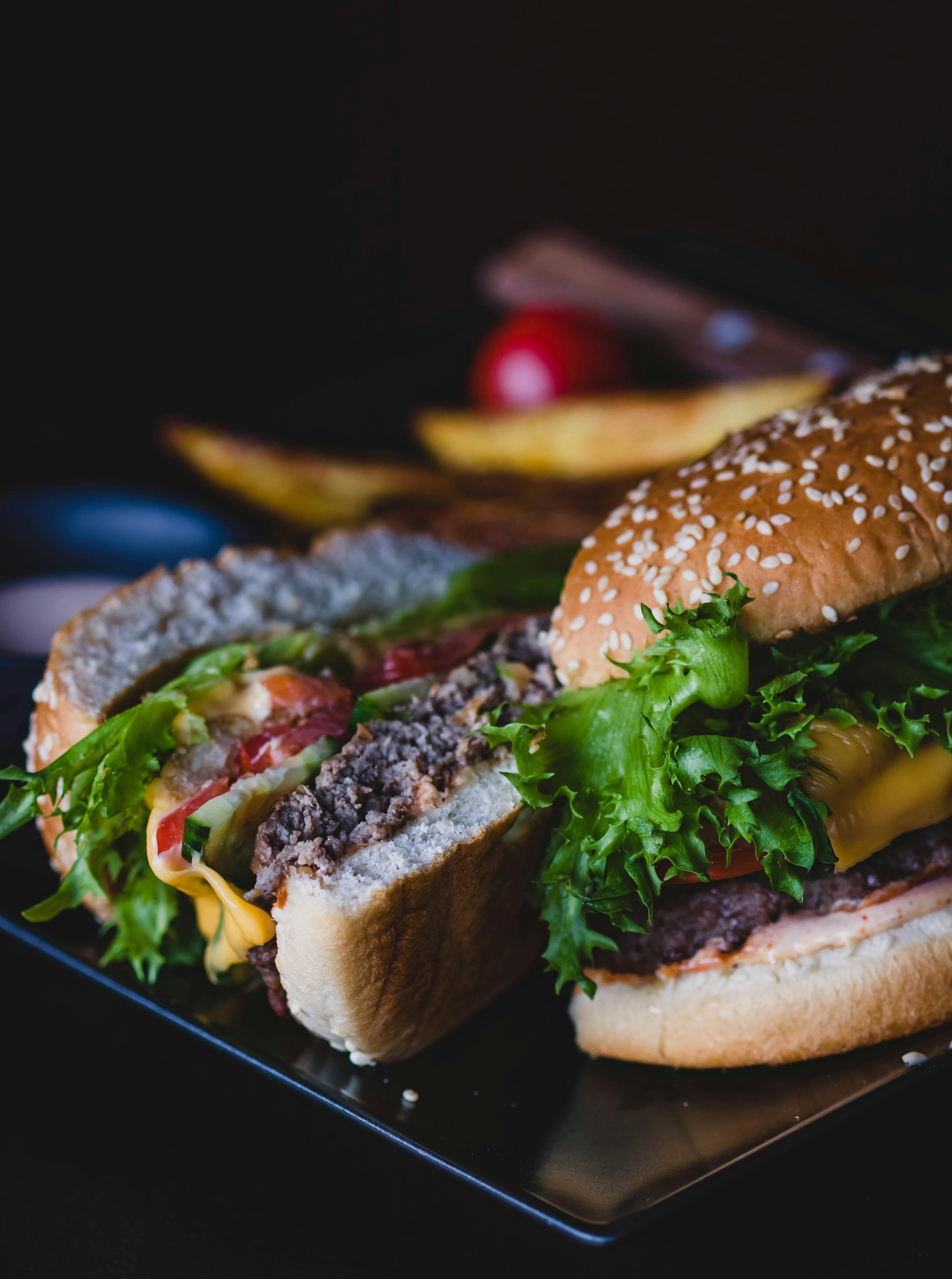 Un burger en tranches | Source : Pexels