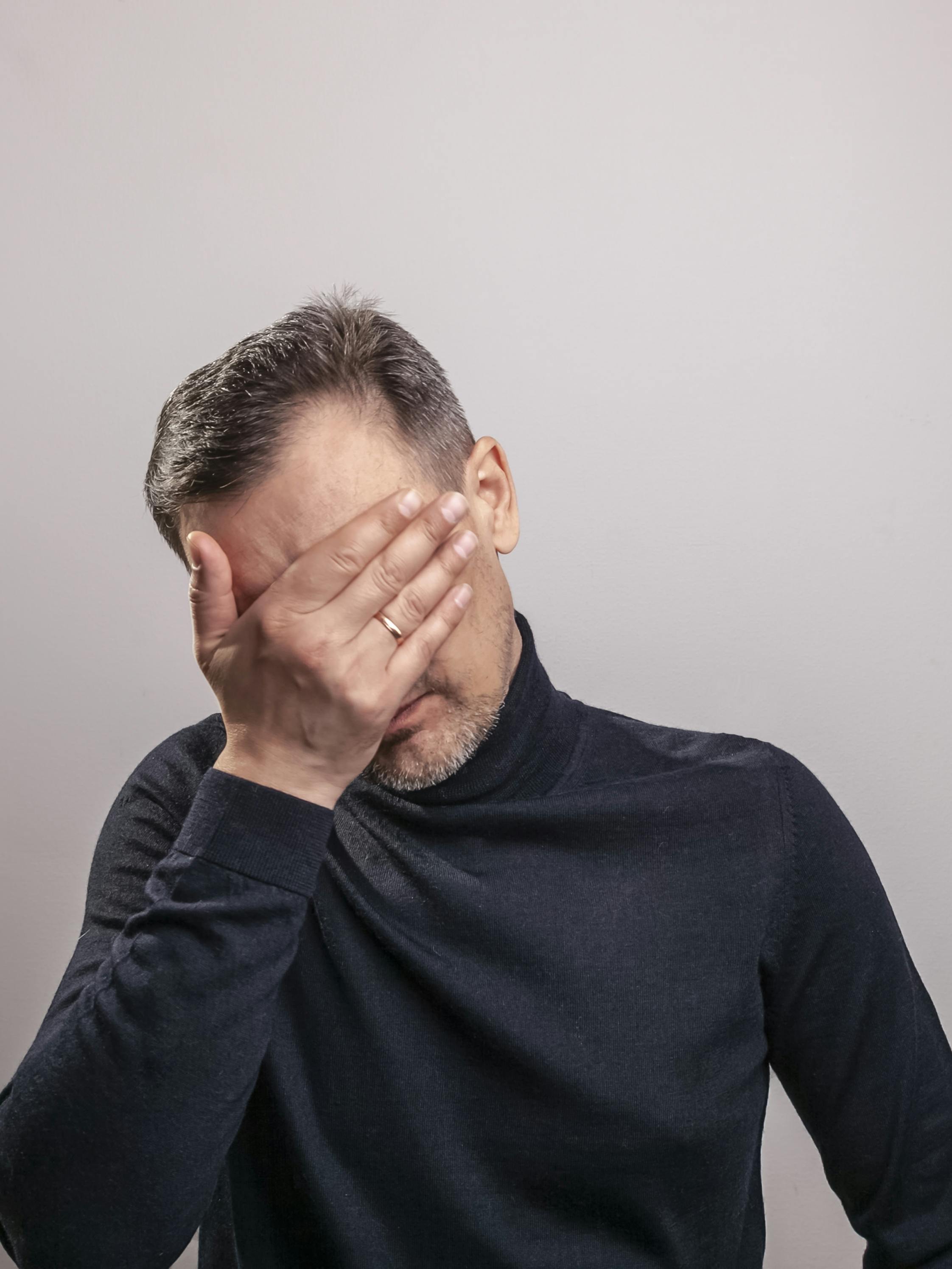 Un homme qui pleure | Source : Pexels