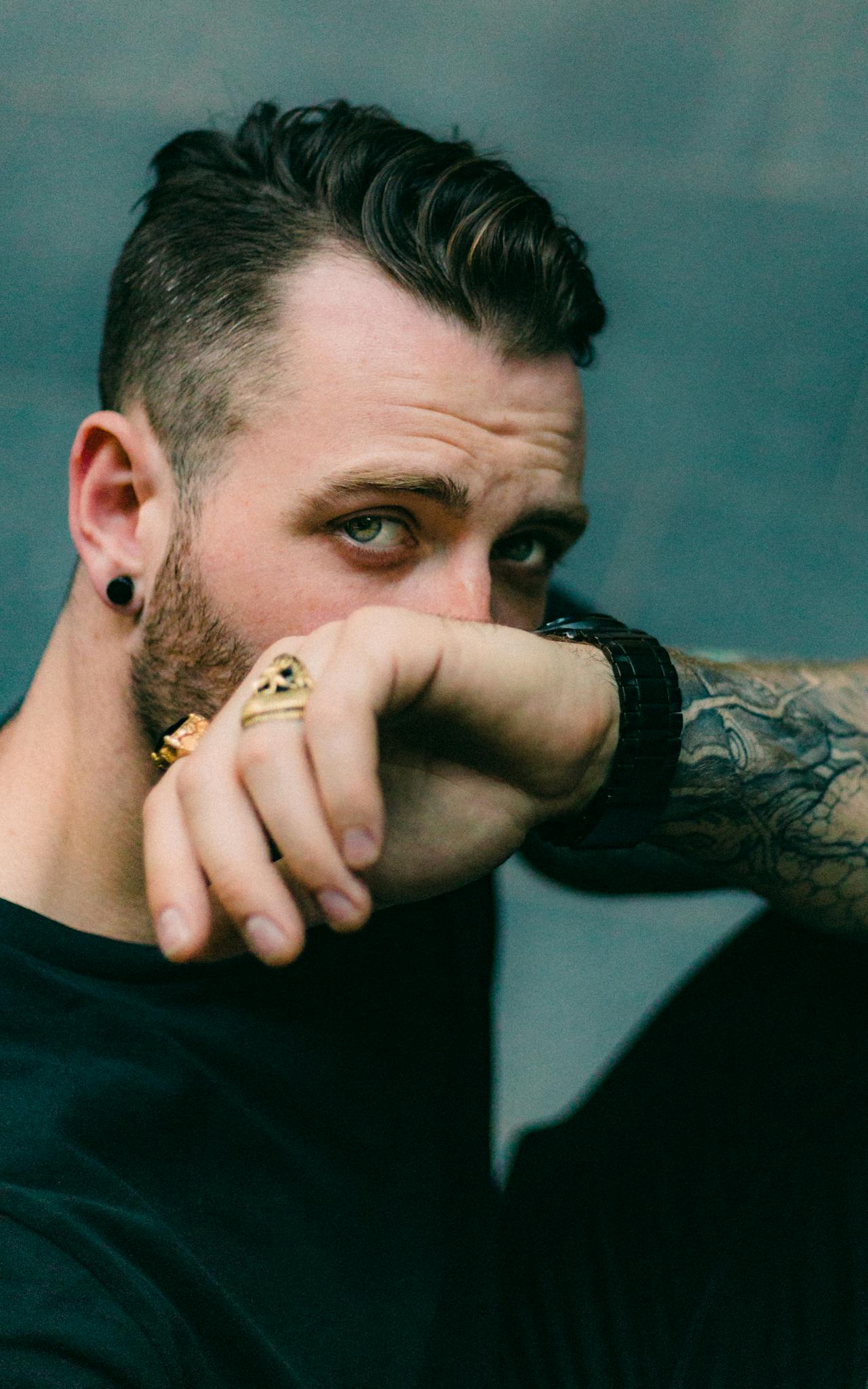 Un homme se couvrant partiellement le visage | Source : Pexels