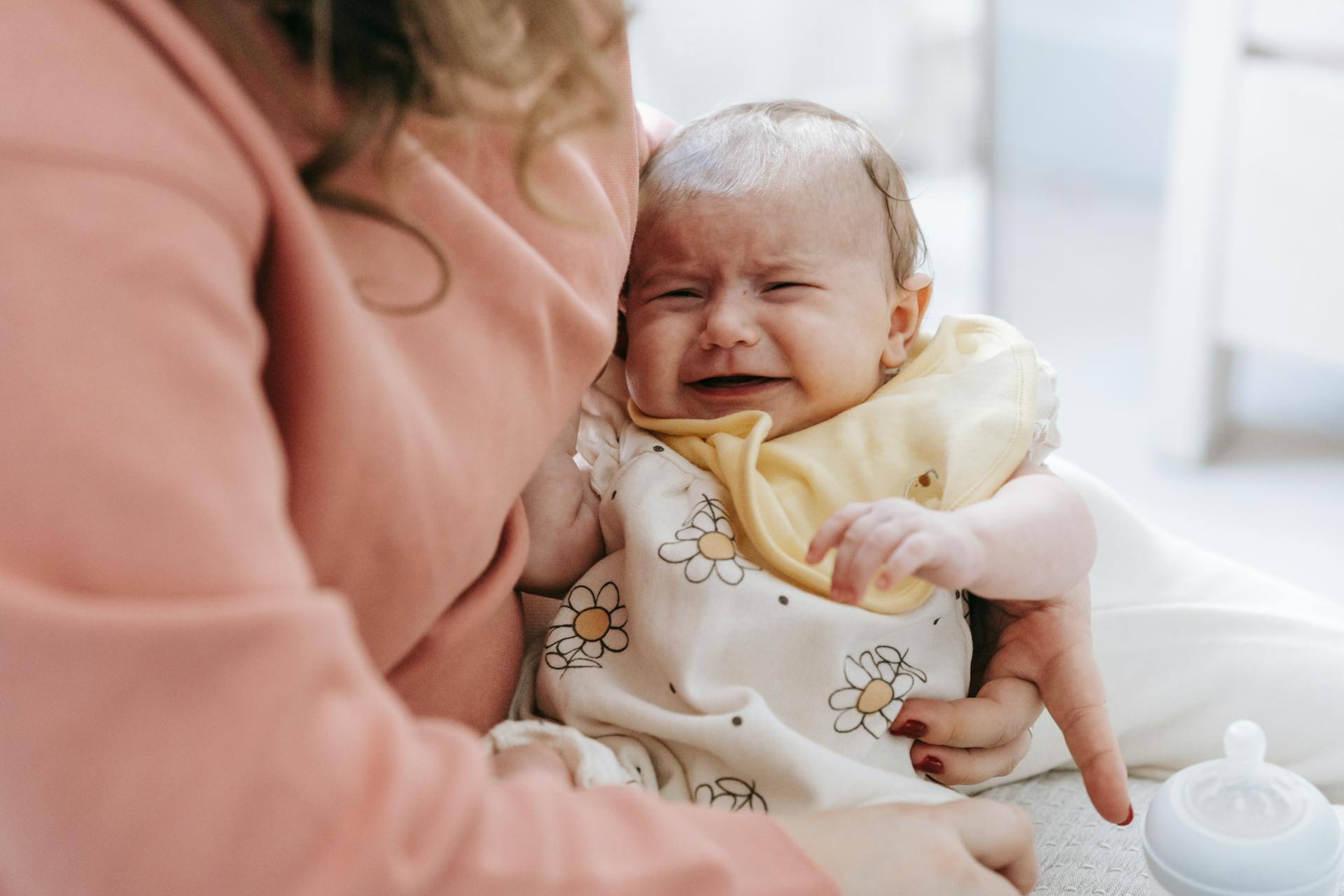 Une femme tenant un bébé qui pleure | Source : Pexels