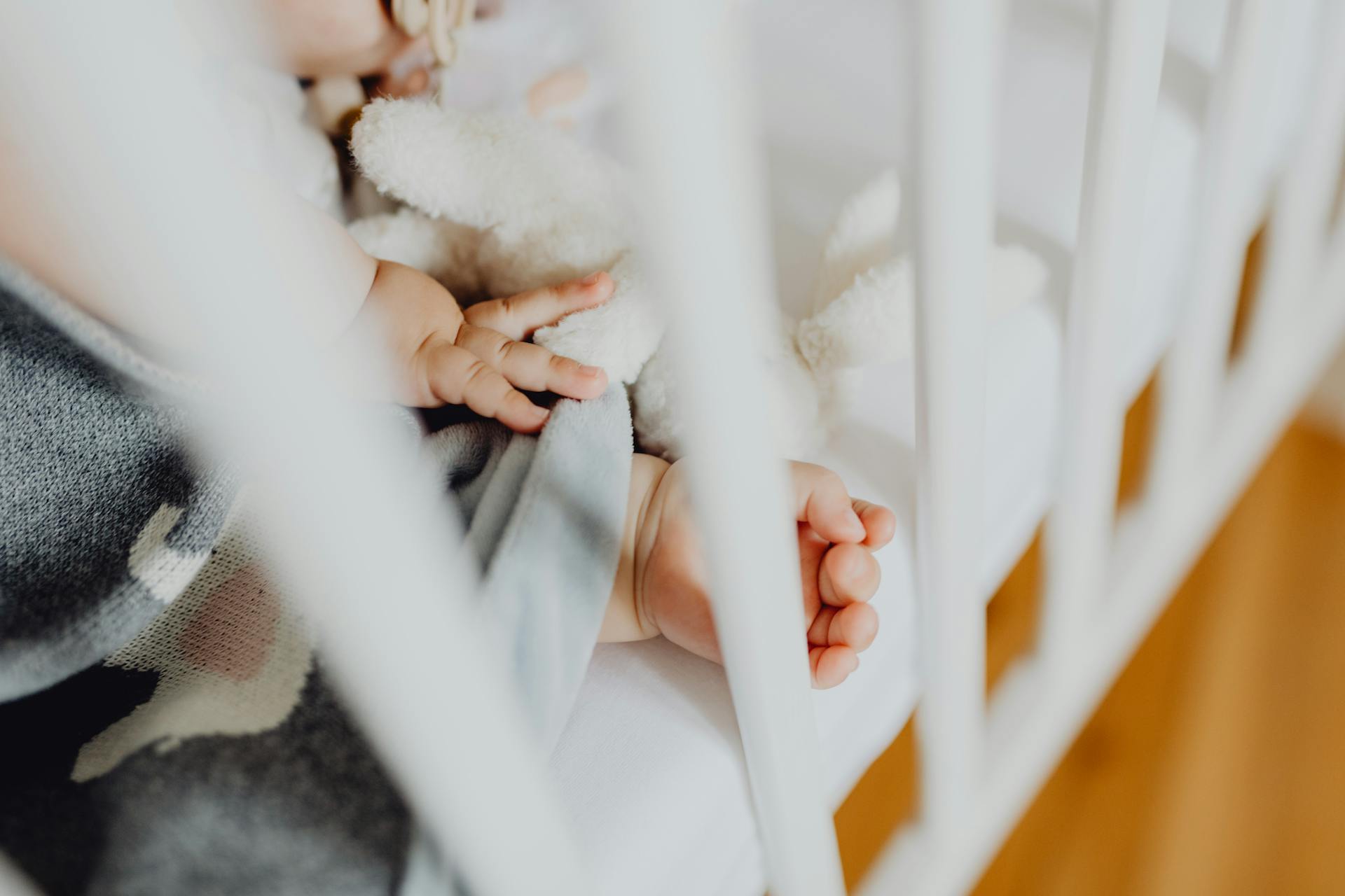 Gros plan sur un bébé qui dort dans un berceau | Source : Pexels