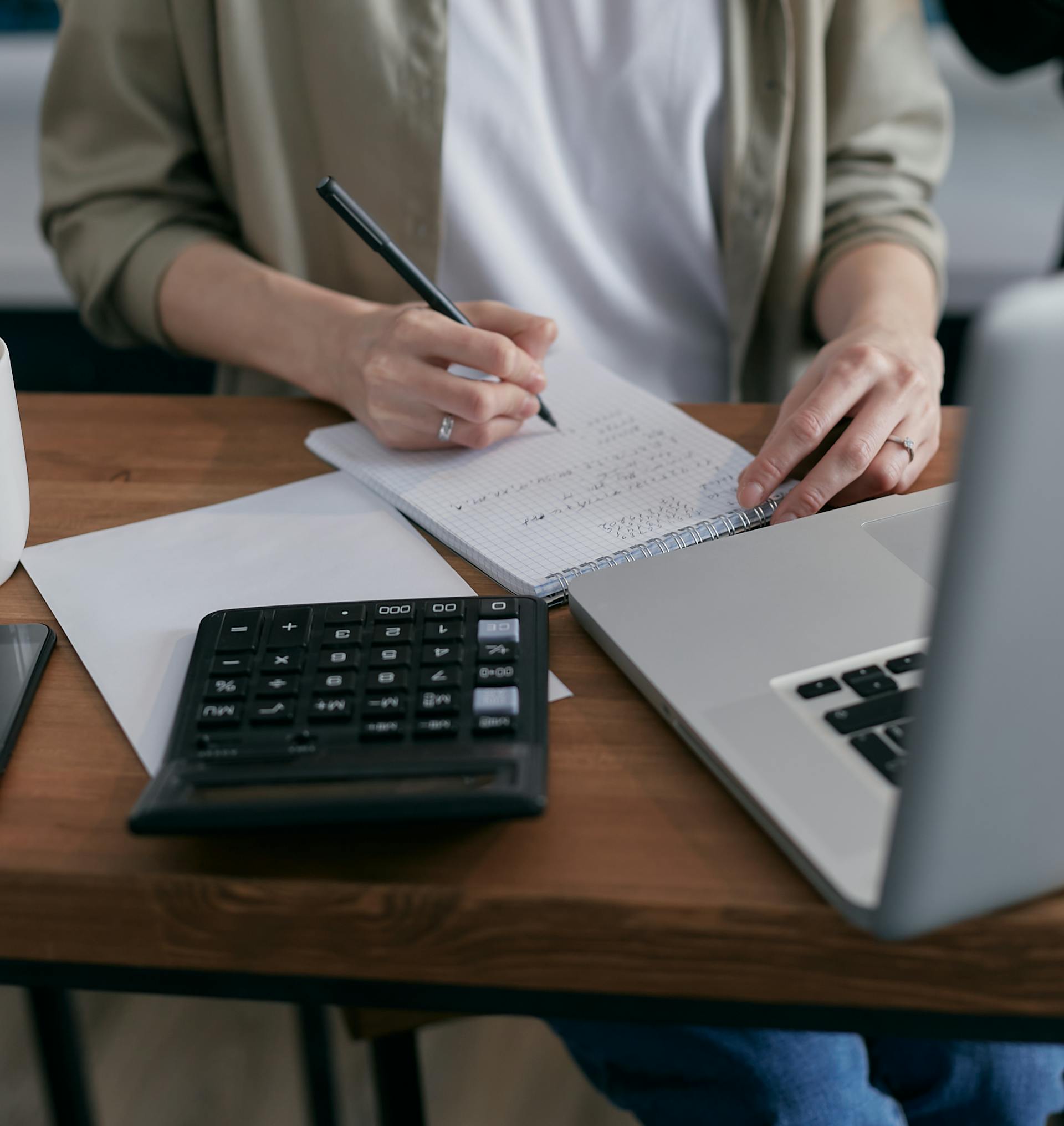 Gros plan sur une femme qui fait des calculs | Source : Pexels