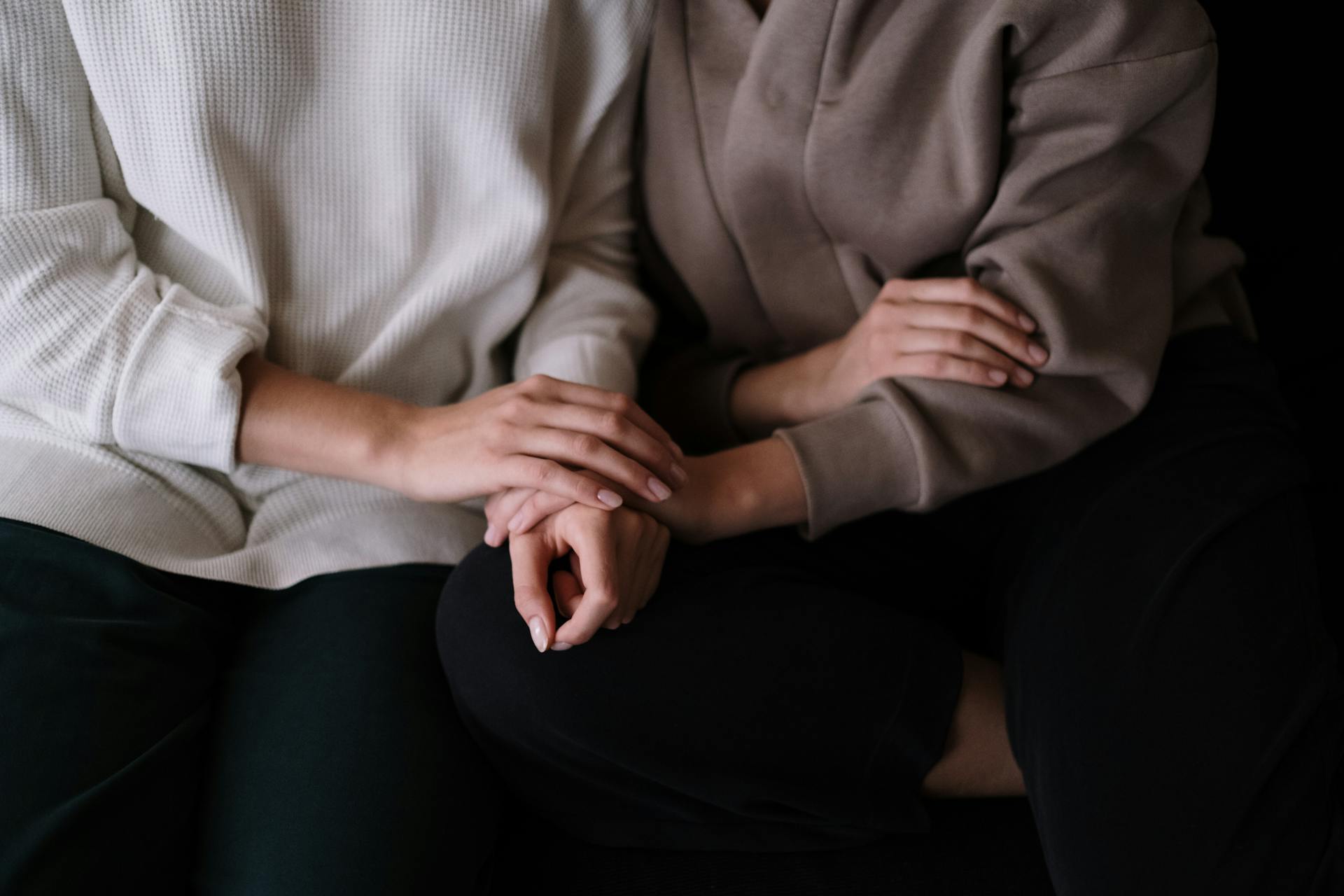 Gros plan sur deux personnes qui se tiennent par la main pour se soutenir | Source : Pexels
