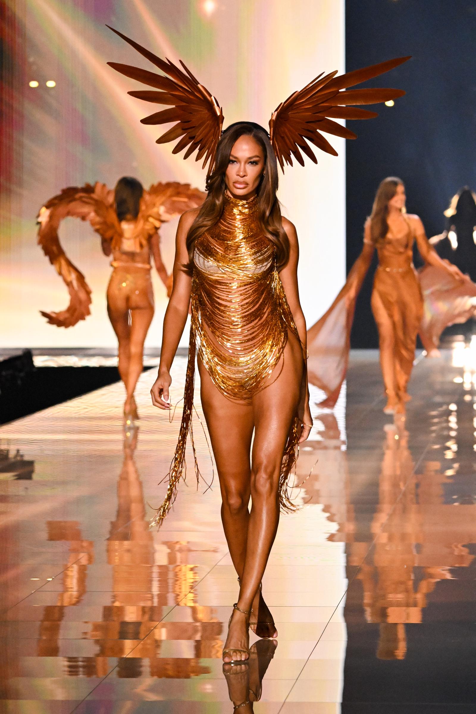 Joan Smalls au défilé de mode de Victoria's Secret qui s'est tenu au Steiner Studios le 15 octobre 2025 à New York | Source : Getty Images