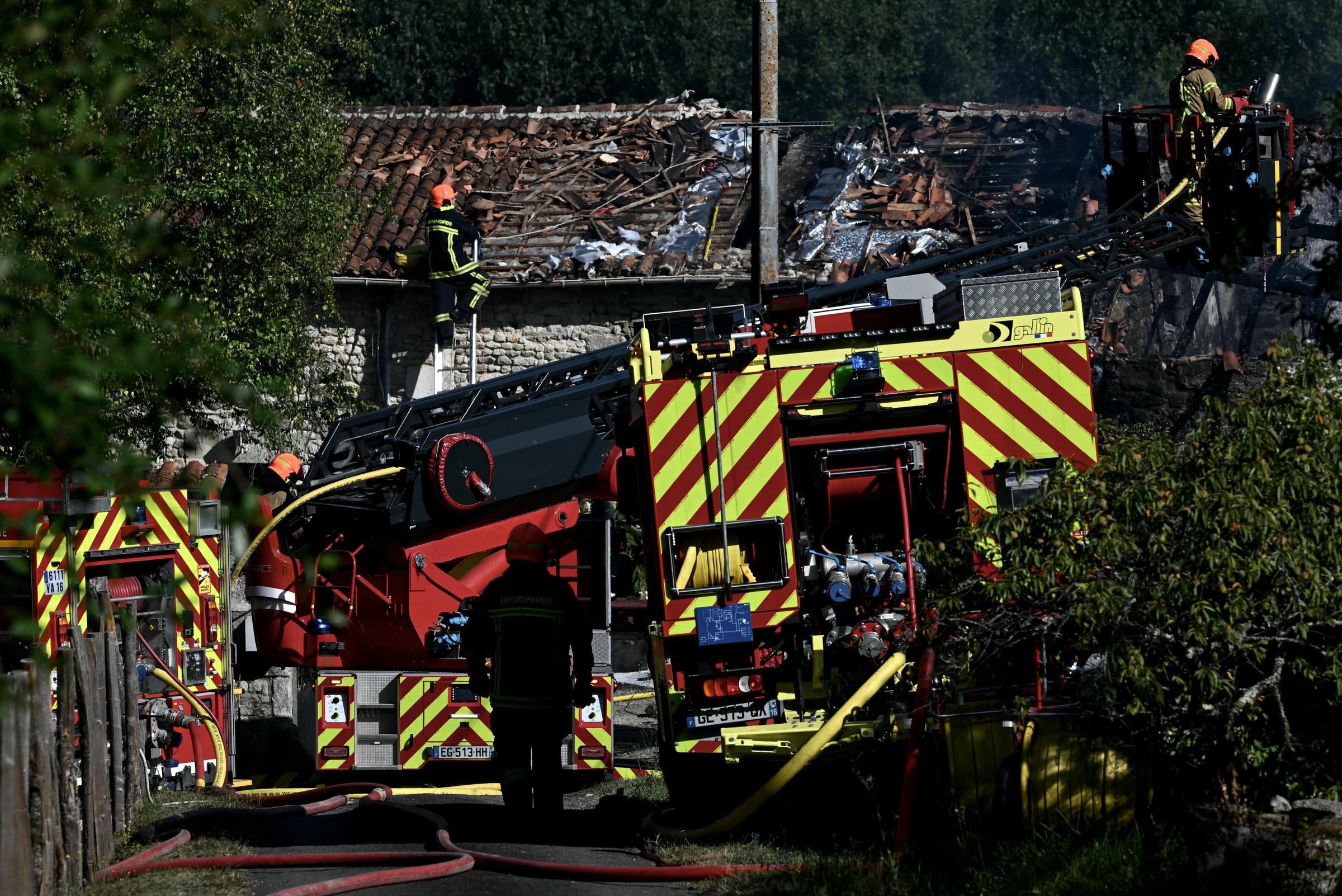 Les pompiers interviennent sur le site d'un gîte rural pour adultes handicapés où un incendie s'est déclaré, faisant un mort et quatre disparus, à Montmoreau, dans le sud-ouest de la France, le 28 juillet 2025. Selon une source de la gendarmerie, 12 personnes handicapées se trouvaient à l'intérieur, en plus du couple qui gère le gîte. L'incendie aurait été causé par un problème électrique, selon la même source I Source : Getty Images