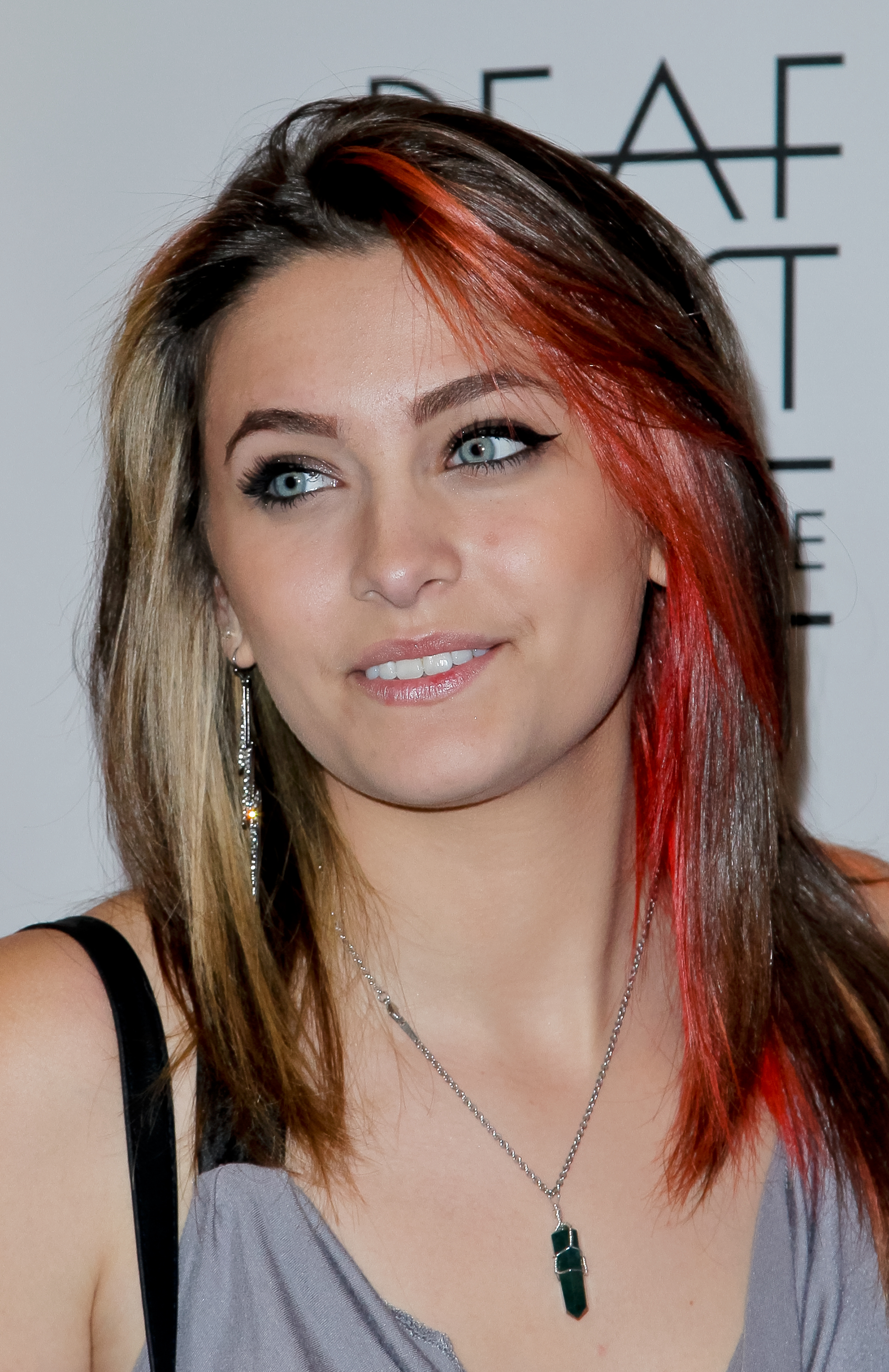 Paris Jackson assiste à la première du spectacle Spring Awakening du Deaf West Theatre au Wallis Annenberg Center for the Performing Arts à Beverly Hills, le 28 mai 2015. Sa présence témoigne de son intérêt croissant pour les arts et de son attachement à l'expression créative au-delà de la musique.
