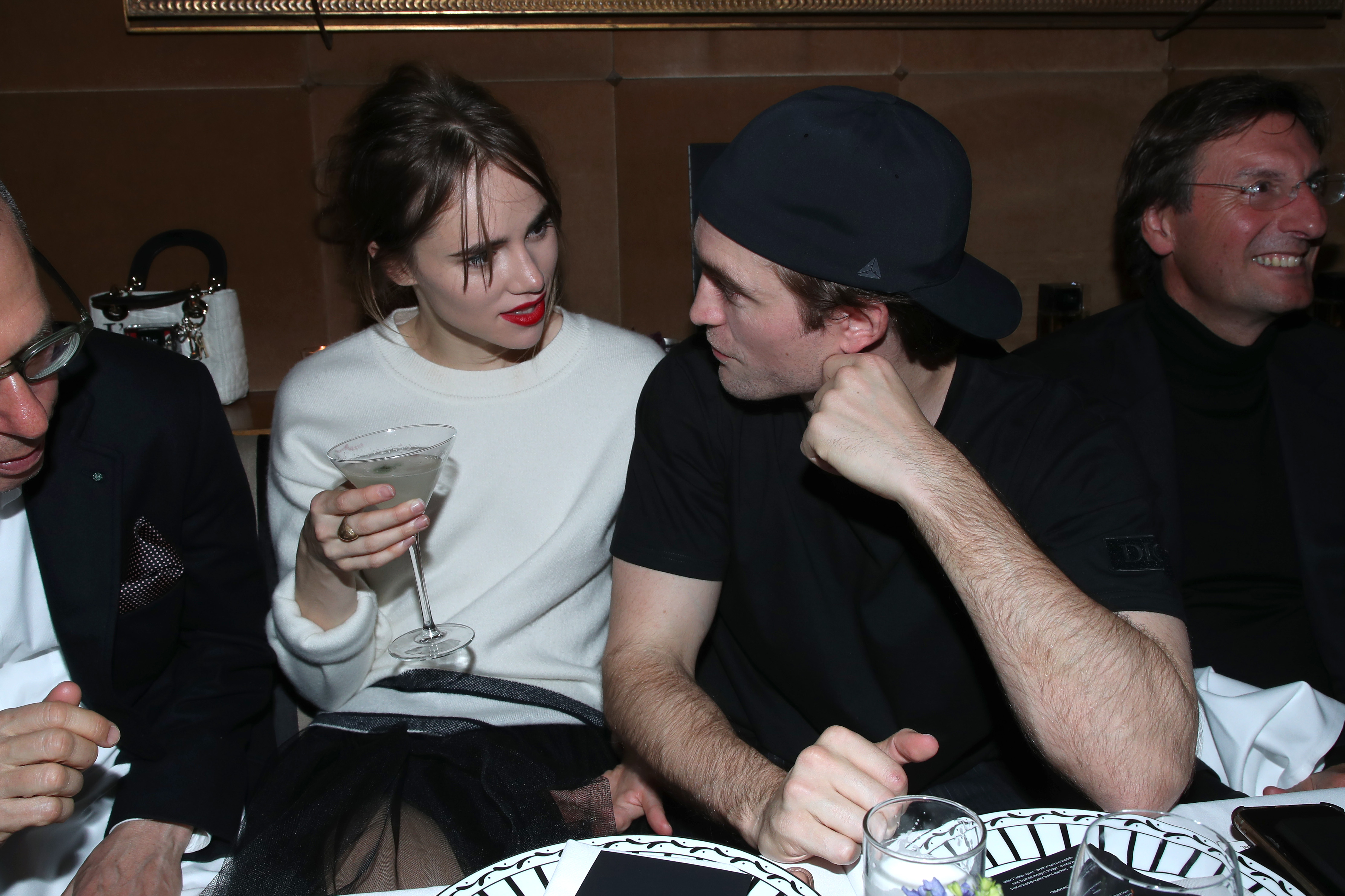 Suki Waterhouse et Robert Pattinson lors du dîner Dior Perfume organisé dans le cadre de la Fashion Week de Paris, le 17 janvier 2020, en France. | Source : Getty Images