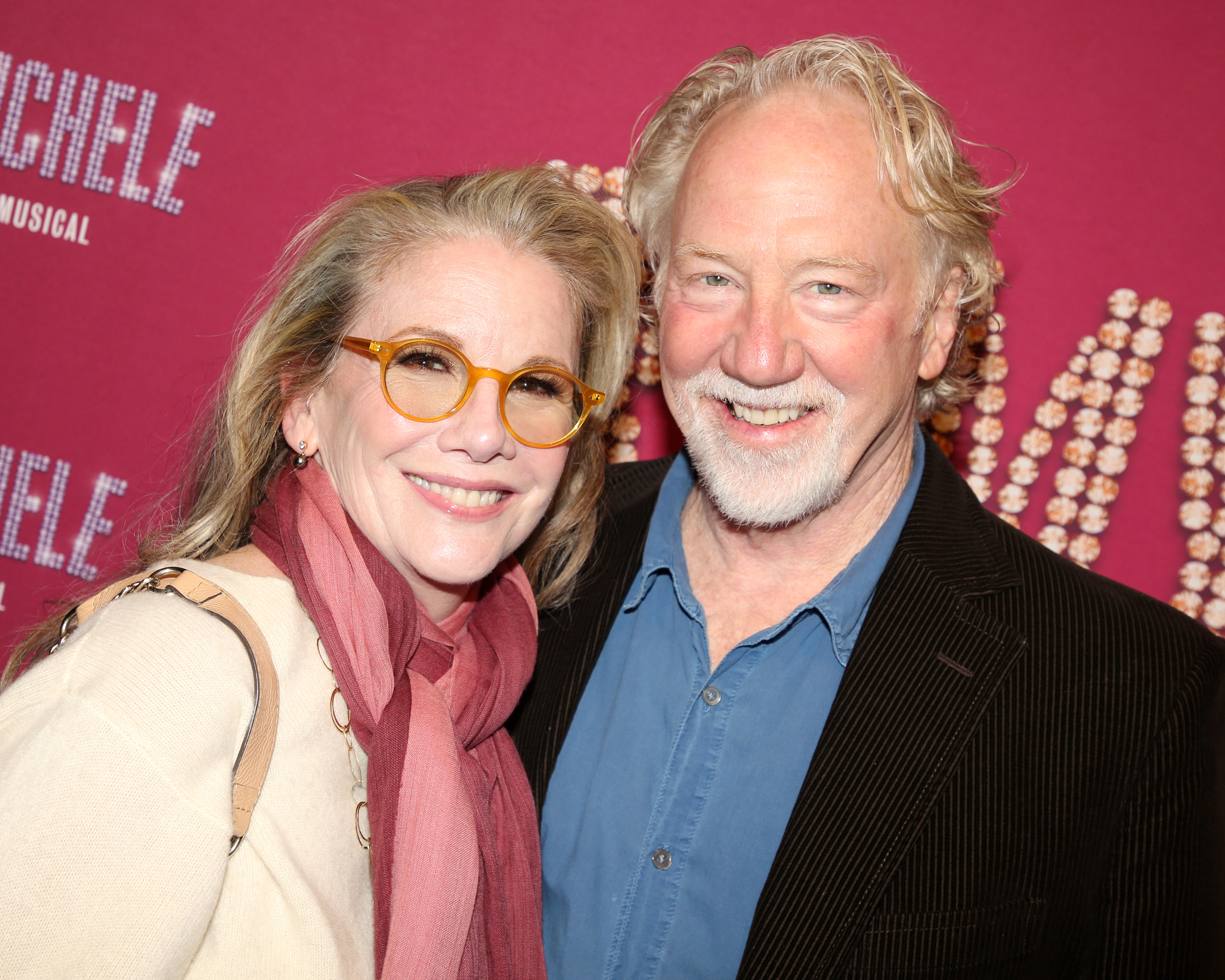 Melissa Gilbert et Timothy Busfield posent lors de la première de « Romy & Michele : The Musical » le 27 octobre 2025 | Source : Getty Images