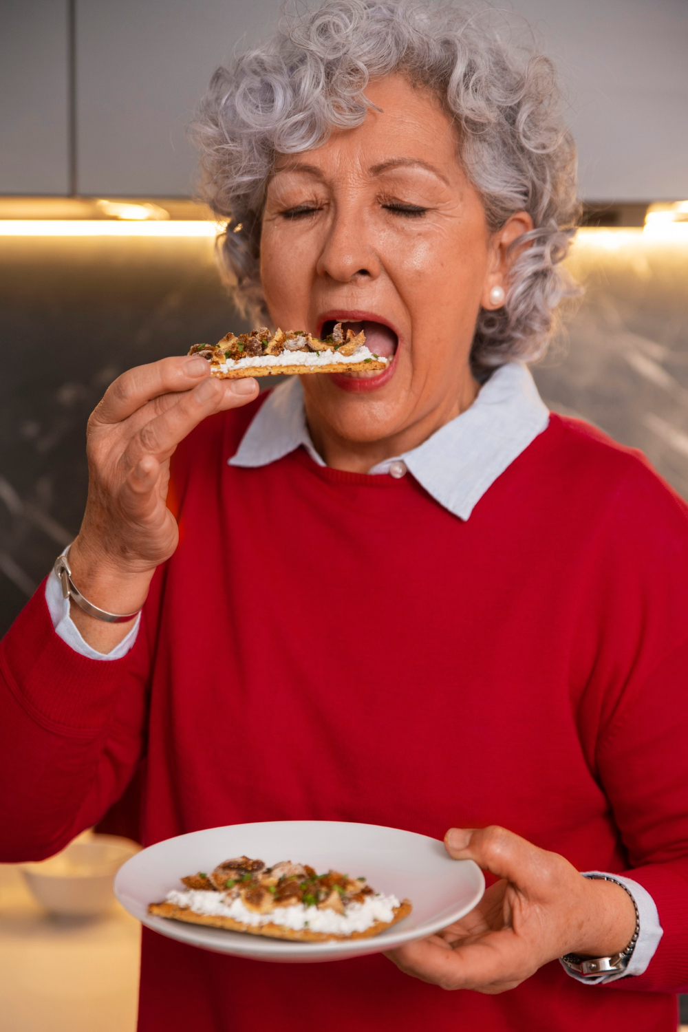Une femme âgée qui mange de la nourriture | Source : Freepik