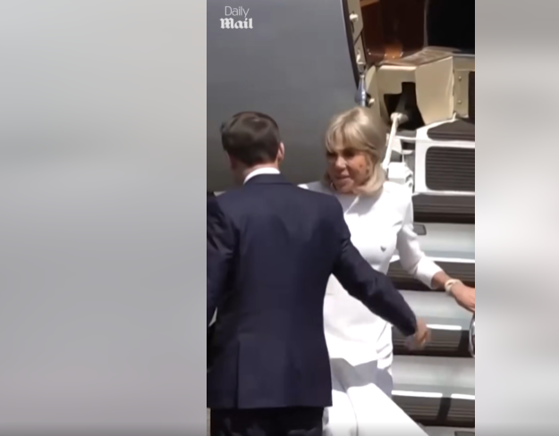 Le moment "embarrassant" entre Brigitte et Emmanuel Macron lors de la descente de l'escalier de l'avion en Grande-Bretagne, posté le 8 juillet 2025. | Source : Facebook/Daily Mail
